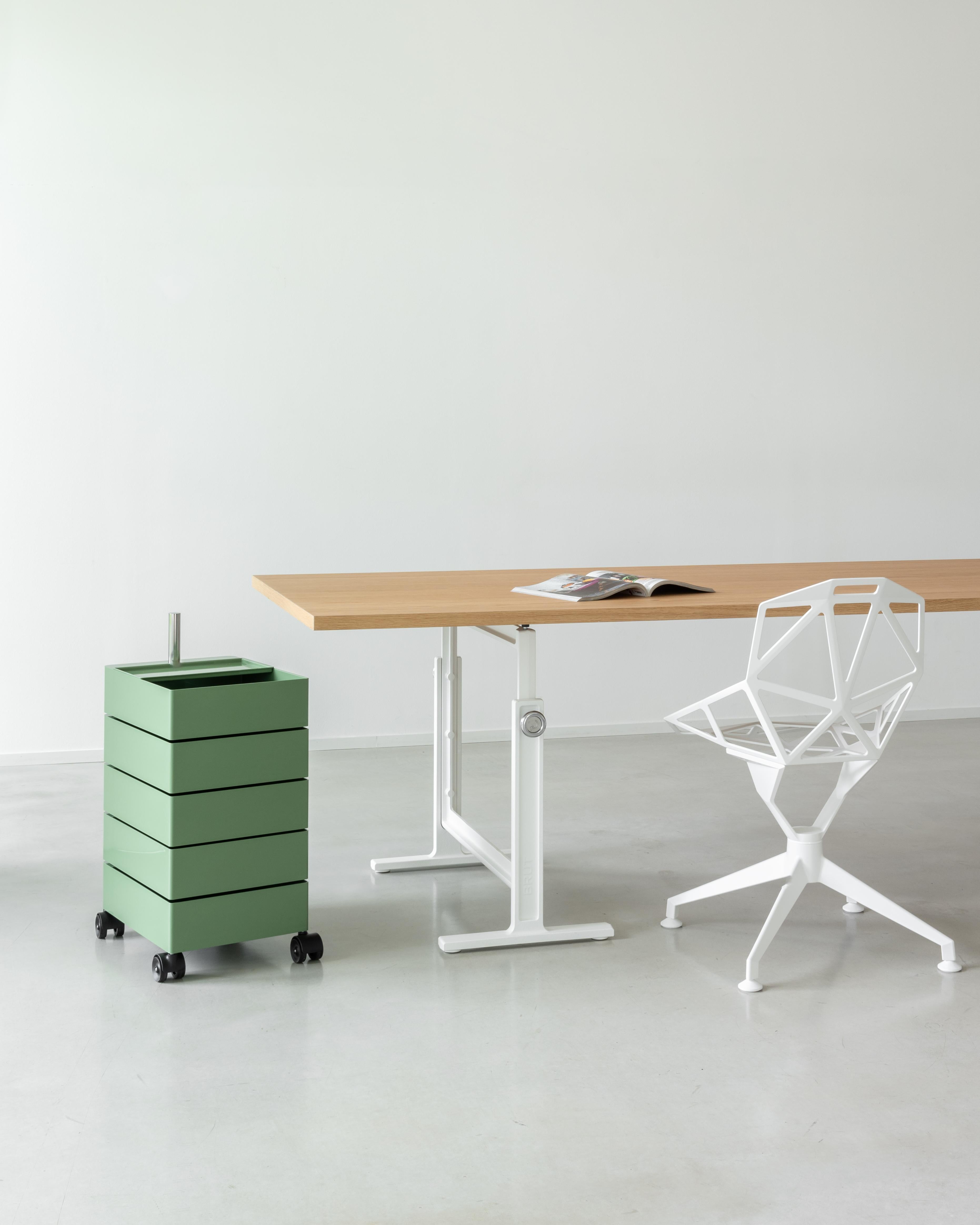 italien Table Brut de Konstantin Grcic pour MAGIS en vente