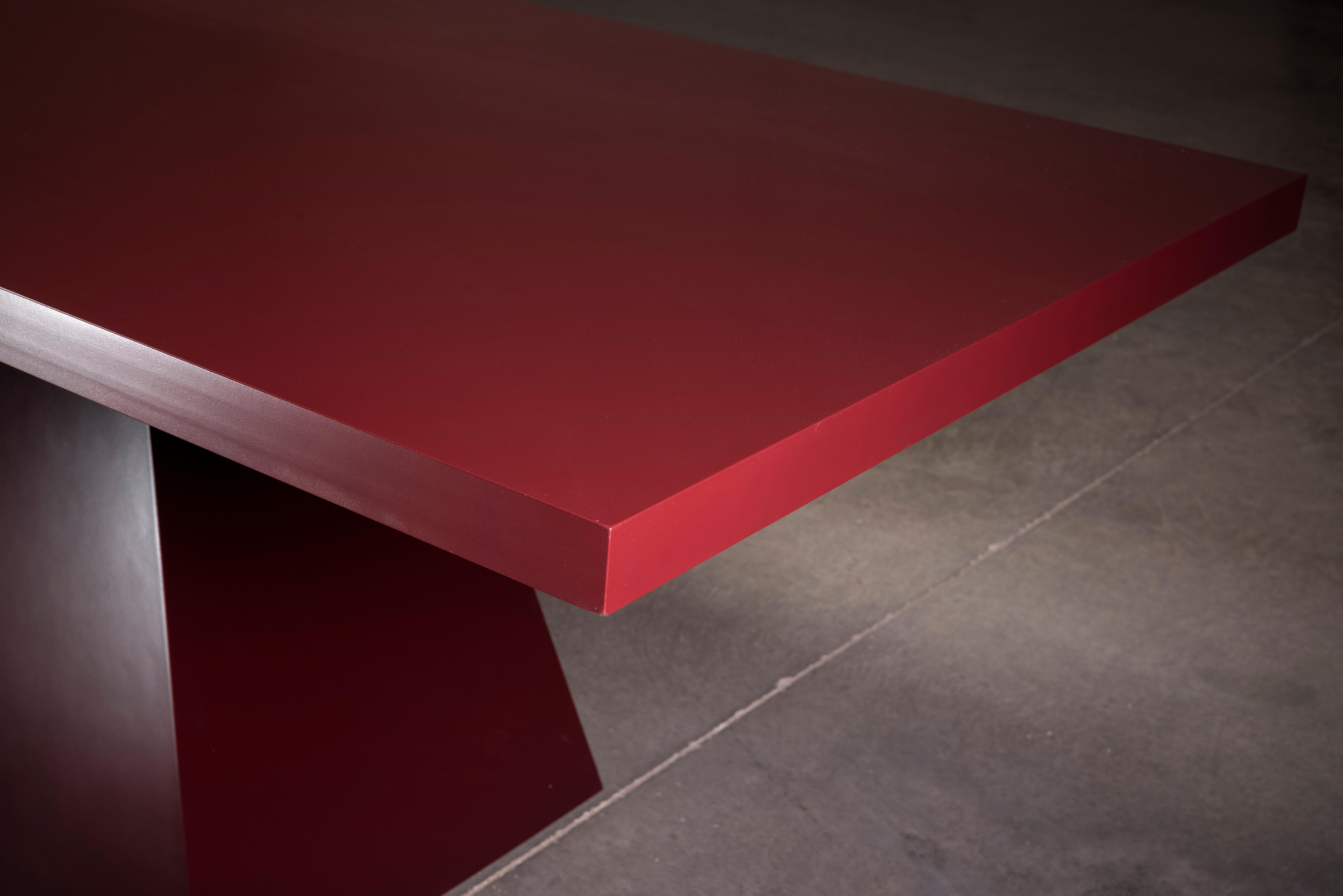 Postmoderne Table de salle à manger brutaliste rouge foncé en vente