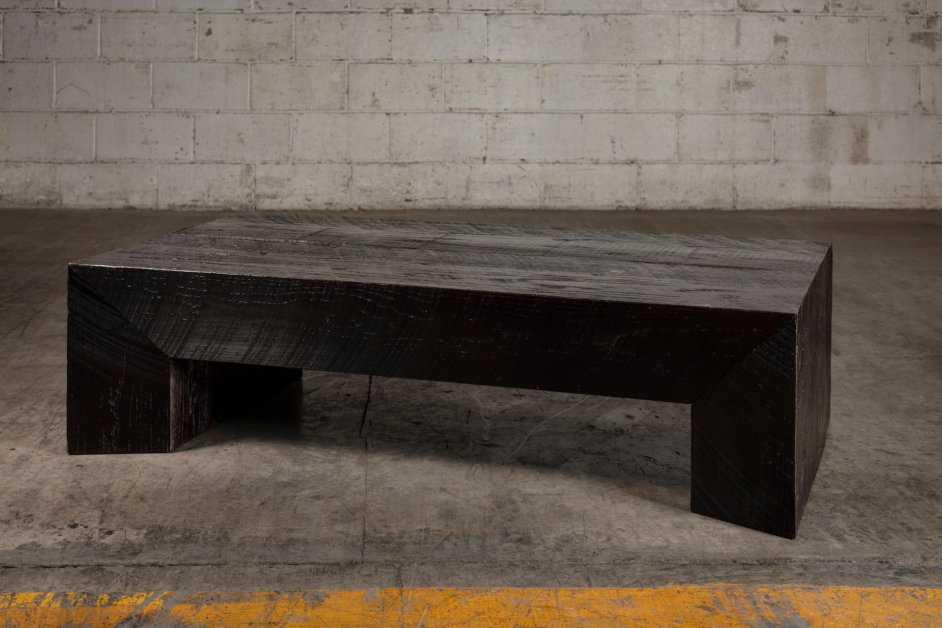Cette table basse imparfaite en chêne est sculptée à la main dans du chêne massif et s'inspire des textures dramatiques du brutalisme des années 1970.