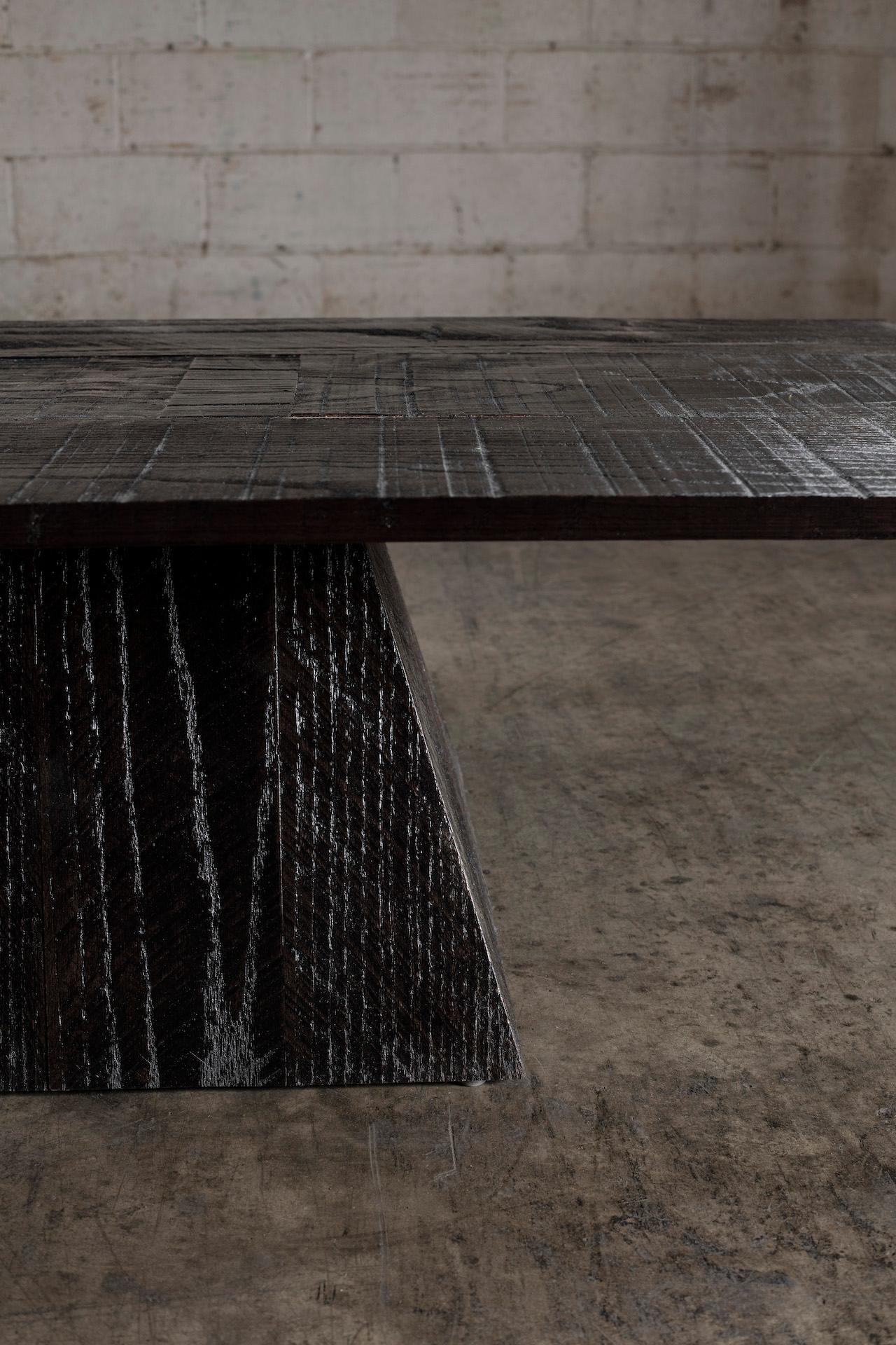 Mexicain Table basse moderne et brutale à piédestal en chêne noir de style pirate en vente