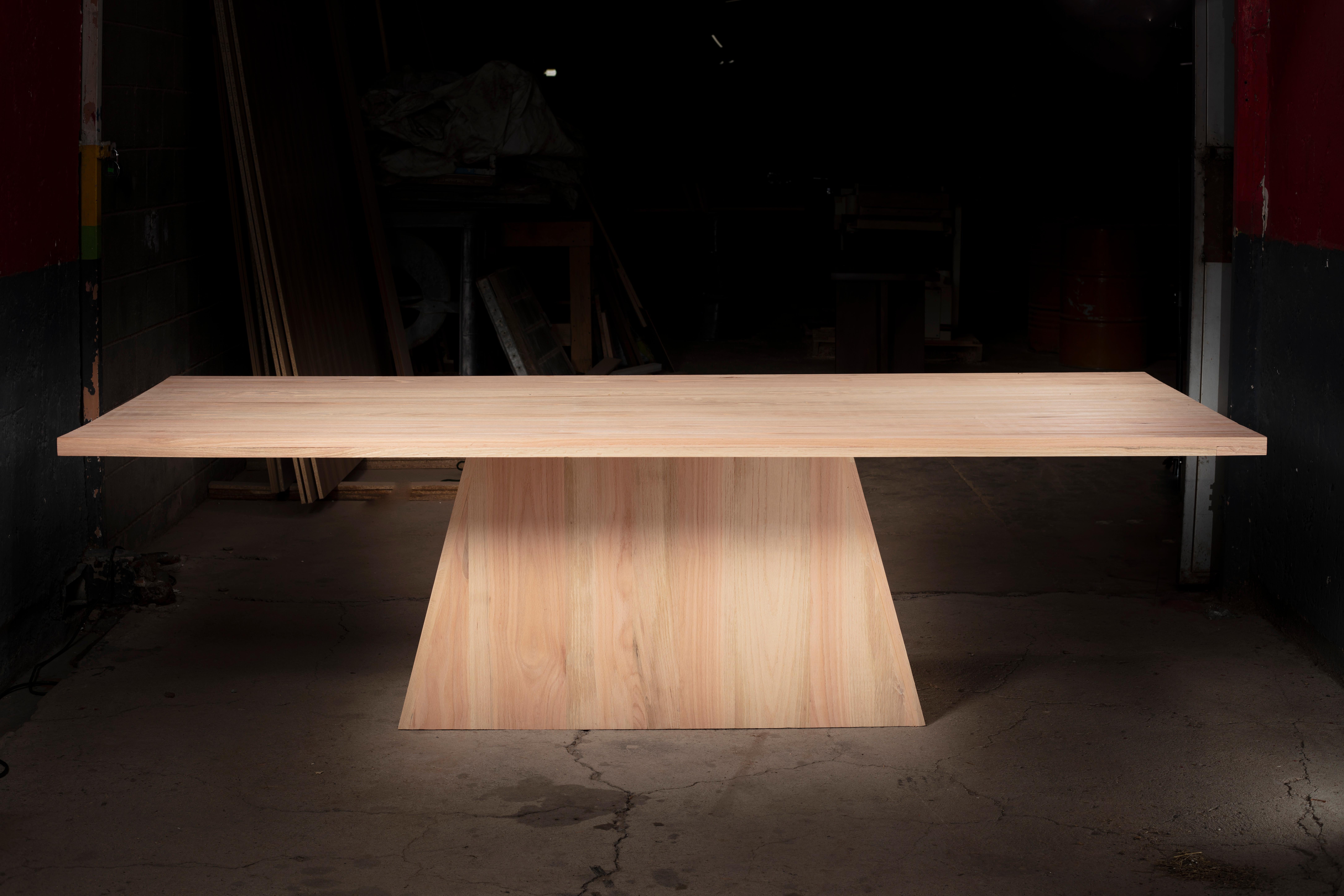 Mesa de comedor rectangular Brutal de roble rojo natural by No Age Studio
Dimensiones: P 114,3 x An 215,9 x Al 76,2 cm. 
Materiales: Roble.

No Age Studio - Muebles hechos a mano

Cada pieza que creamos se fabrica por encargo, con cuidado y