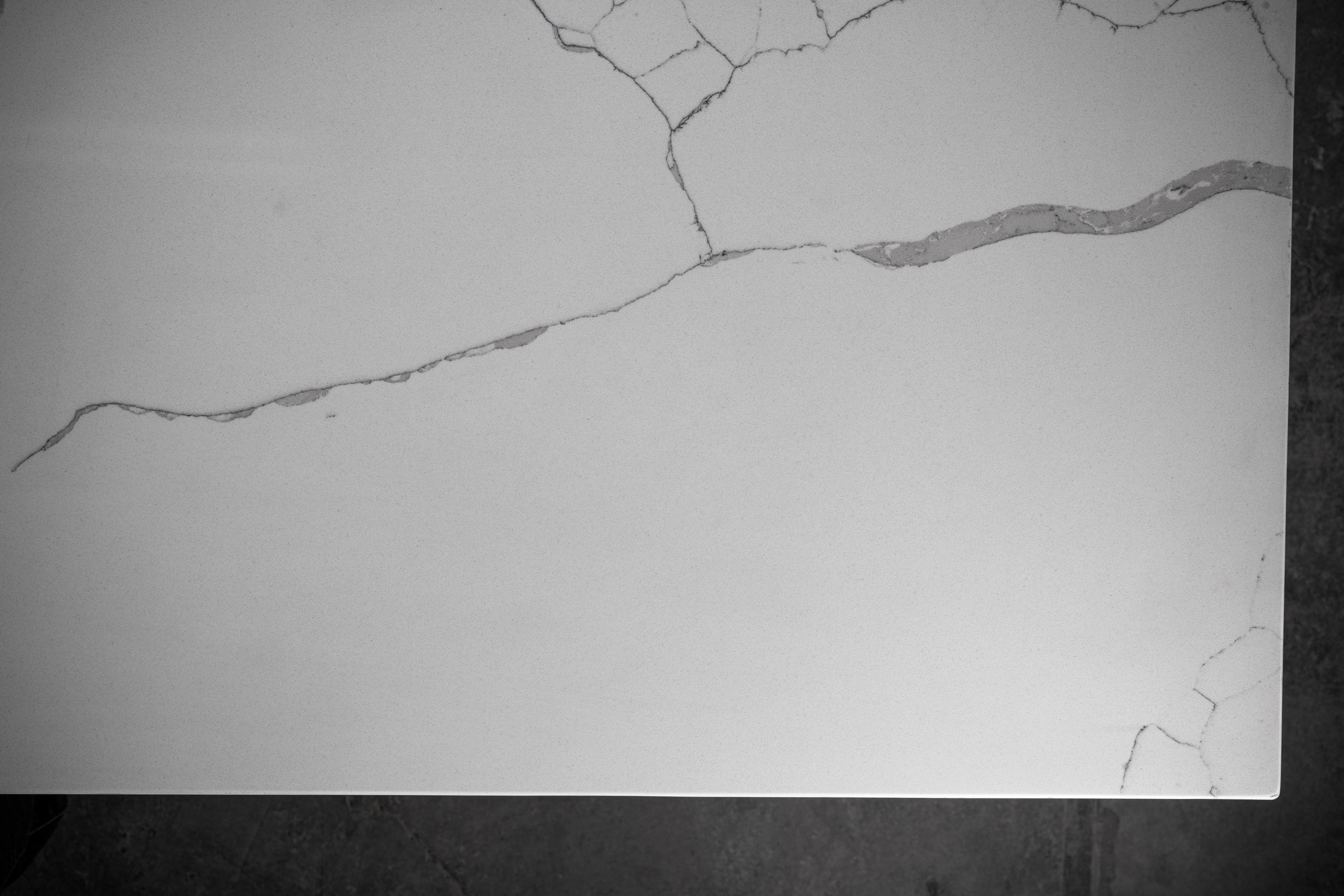 Moderne Table de salle à manger rectangulaire Brutal en quartz par No Age Studio en vente