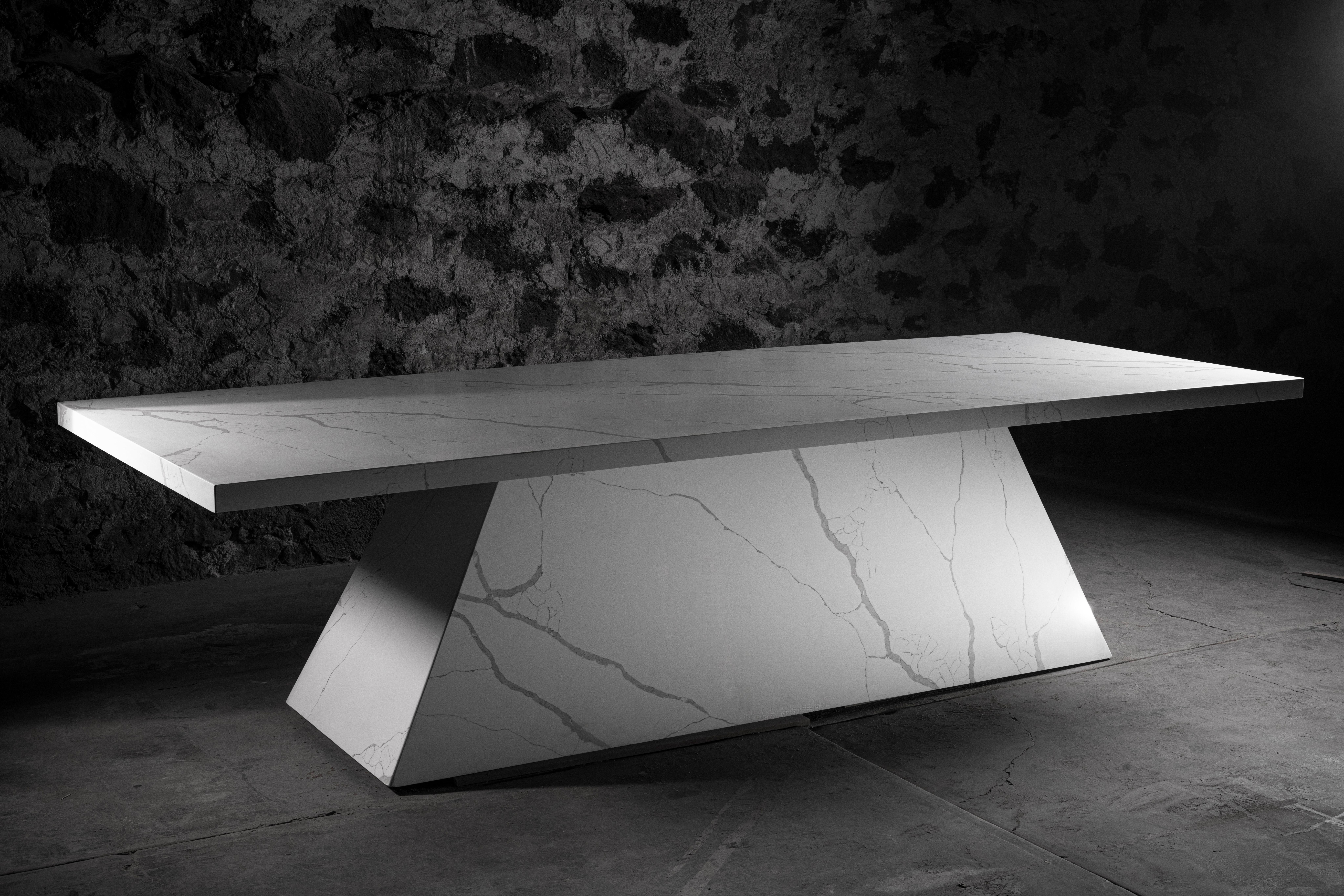 Mexicain Table de salle à manger rectangulaire Brutal en quartz par No Age Studio en vente