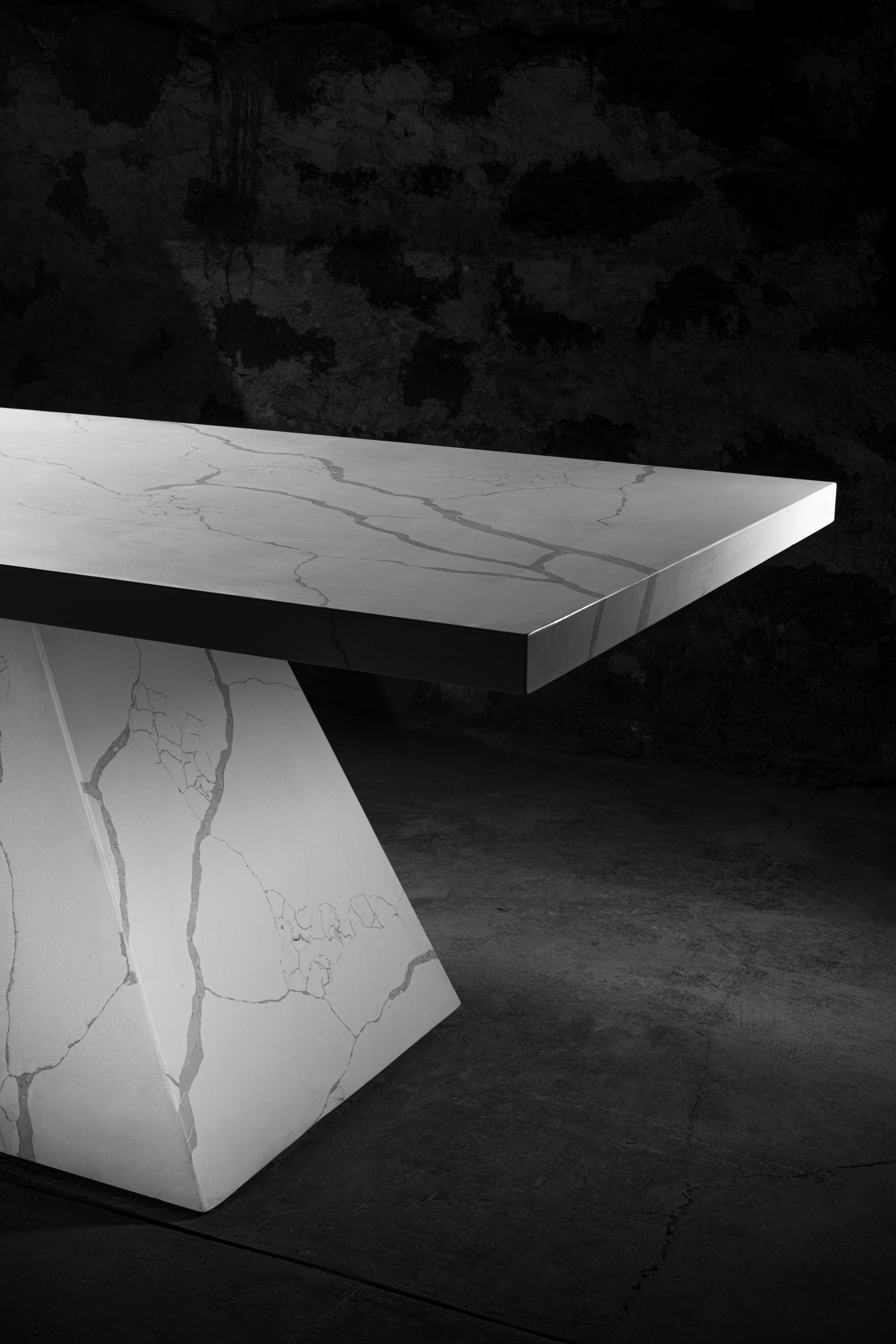Table de salle à manger rectangulaire Brutal en quartz par No Age Studio Neuf - En vente à Geneve, CH