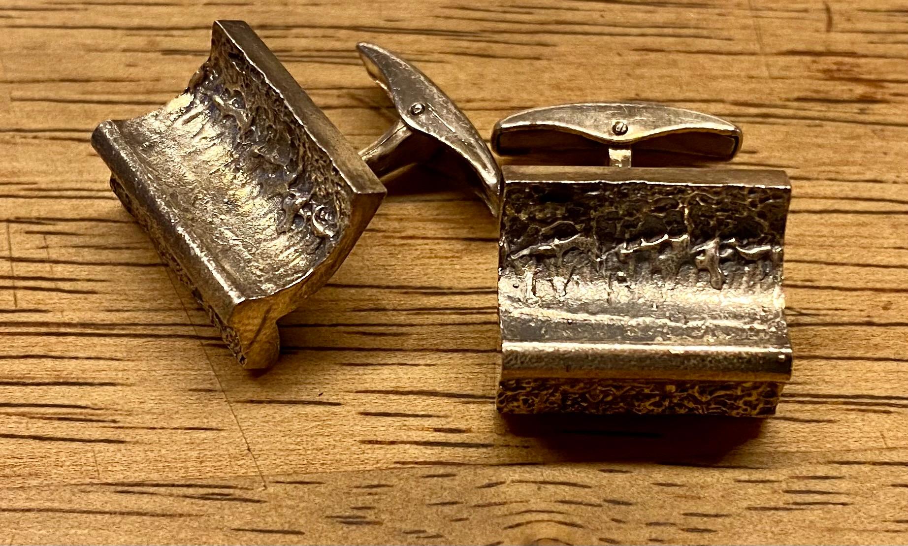 Brutal Silver Cufflinks Made in Finland.
Engraving on the body 7 / 12-74. Does not appear when in use.
and VL Back. See Foto
Made in 1971 Turku Finland Tammen Koru Oy