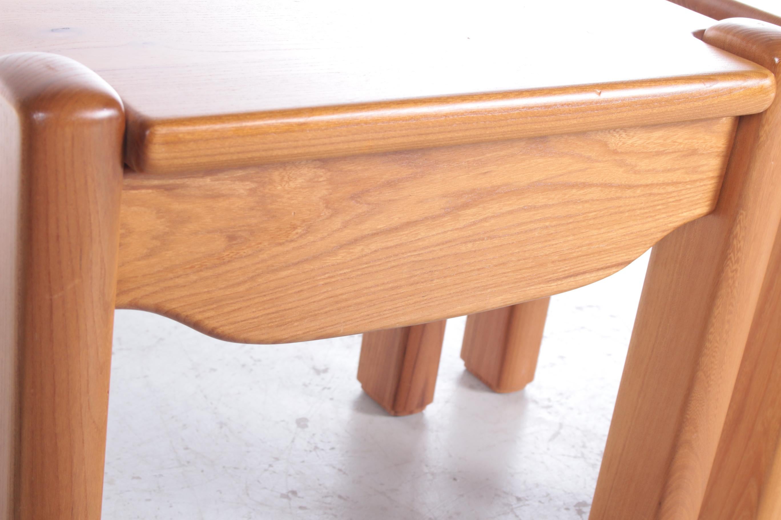 Ensemble de tables de chevet en bois dans le style de la Maison Regain avec tiroir, 1970  en vente 2