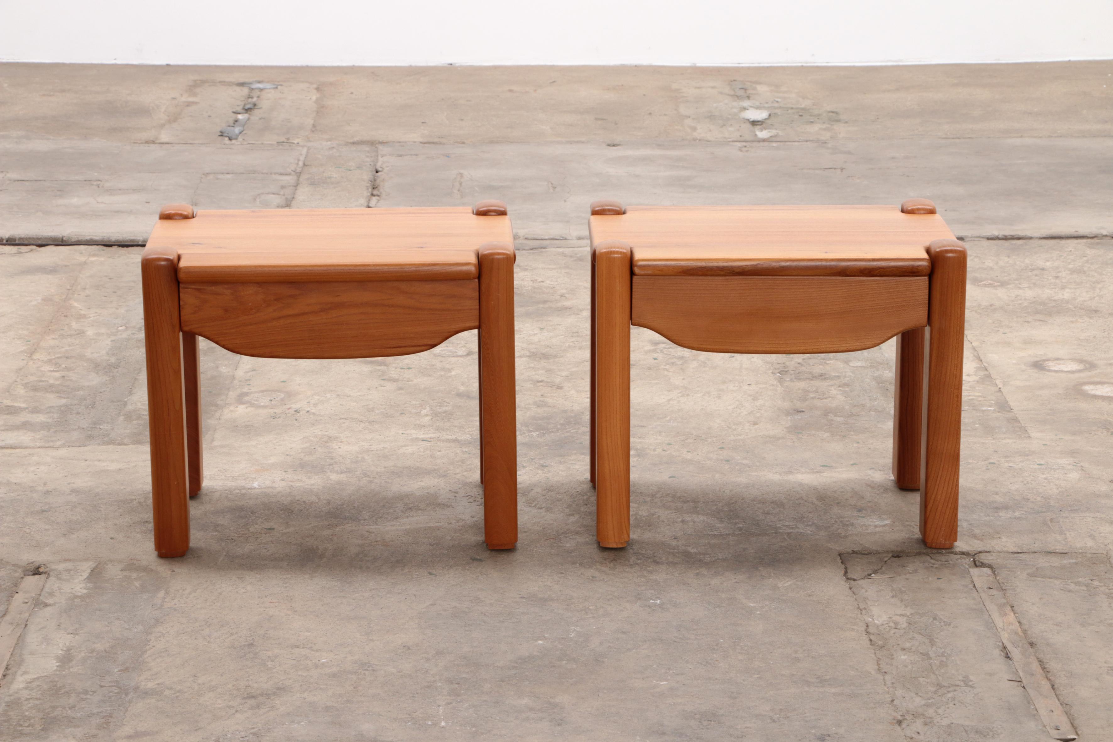 Ensemble de tables de chevet en bois dans le style de la Maison Regain avec tiroir, 1970  en vente 7