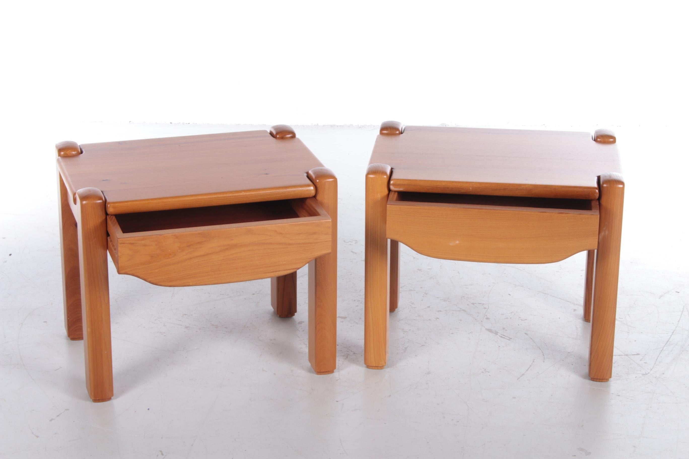 Mid-Century Modern Ensemble de tables de chevet en bois dans le style de la Maison Regain avec tiroir, 1970  en vente