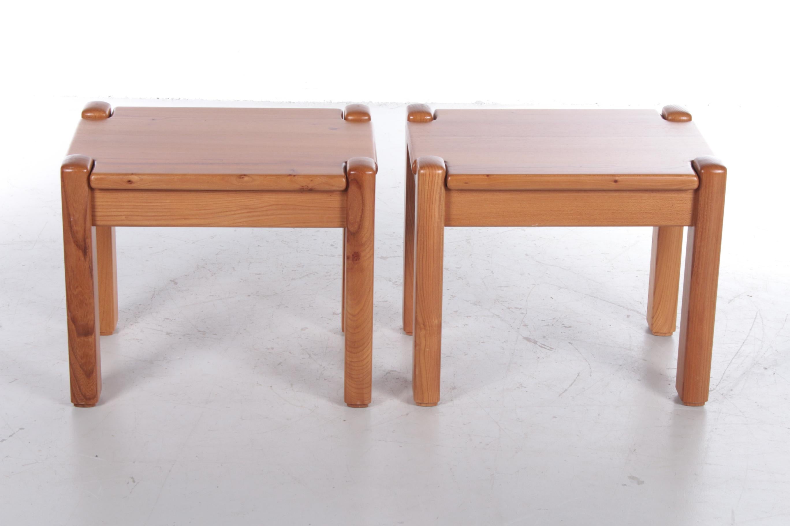 Fin du 20e siècle Ensemble de tables de chevet en bois dans le style de la Maison Regain avec tiroir, 1970  en vente