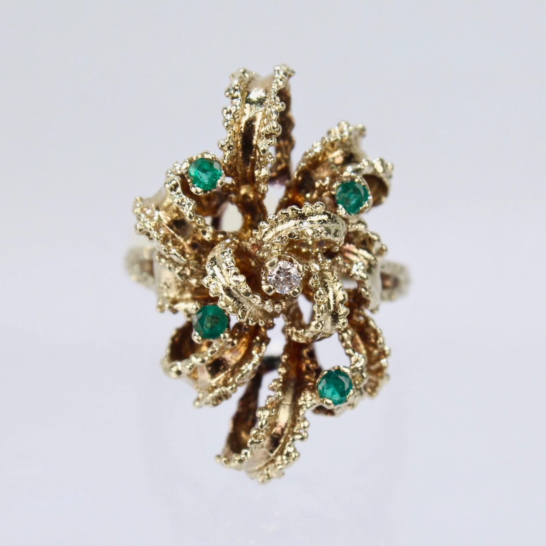 Taille ronde Bague cocktail brutaliste en or 14 carats en forme de nœud papillon avec émeraude et diamants en vente