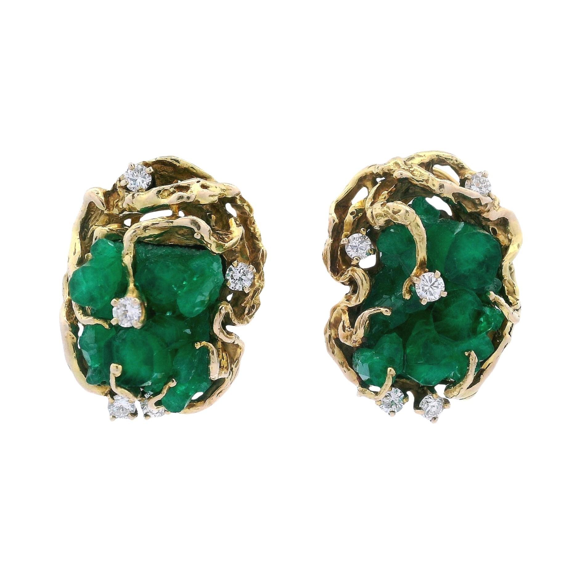 Moderno Brutalist 18kt yellow Gold Earrings with Rough uncut Emeralds & Diamonds in vendita