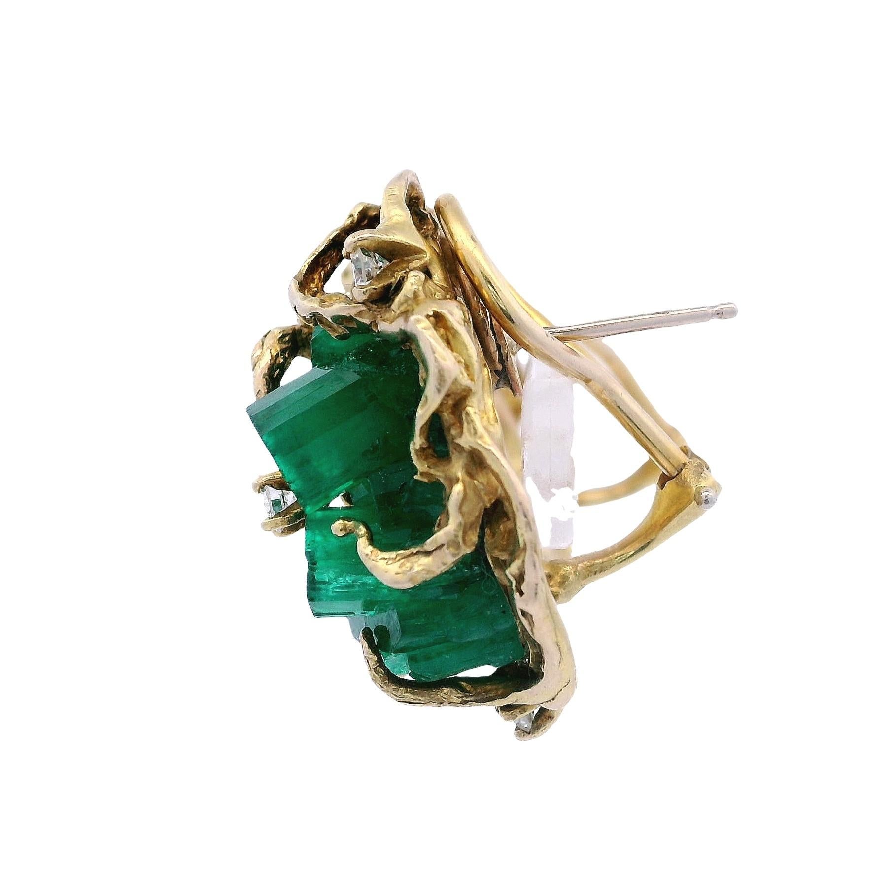 da uomo o donna Brutalist 18kt yellow Gold Earrings with Rough uncut Emeralds & Diamonds in vendita