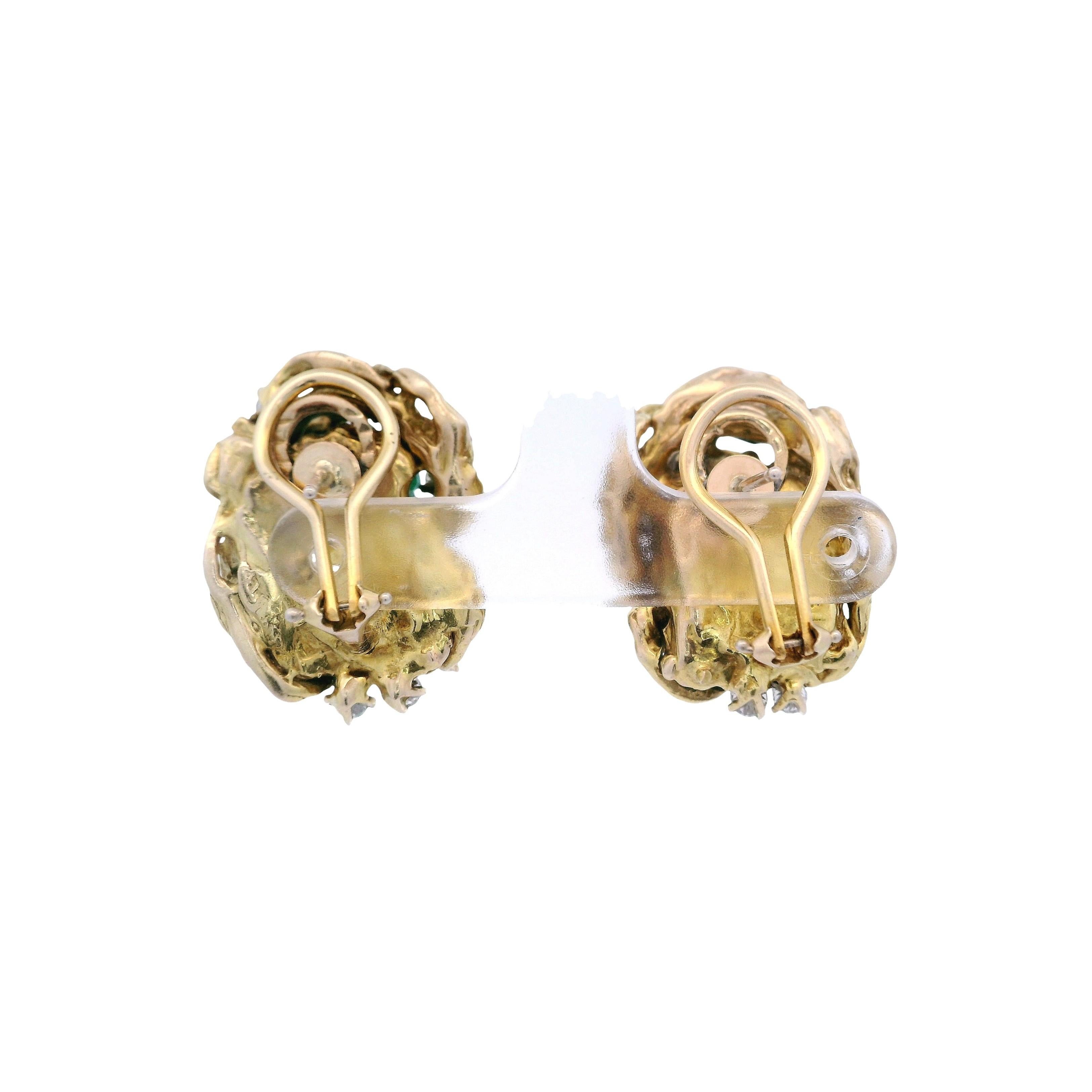 Brutalist 18kt yellow Gold Earrings with Rough uncut Emeralds & Diamonds in vendita 1