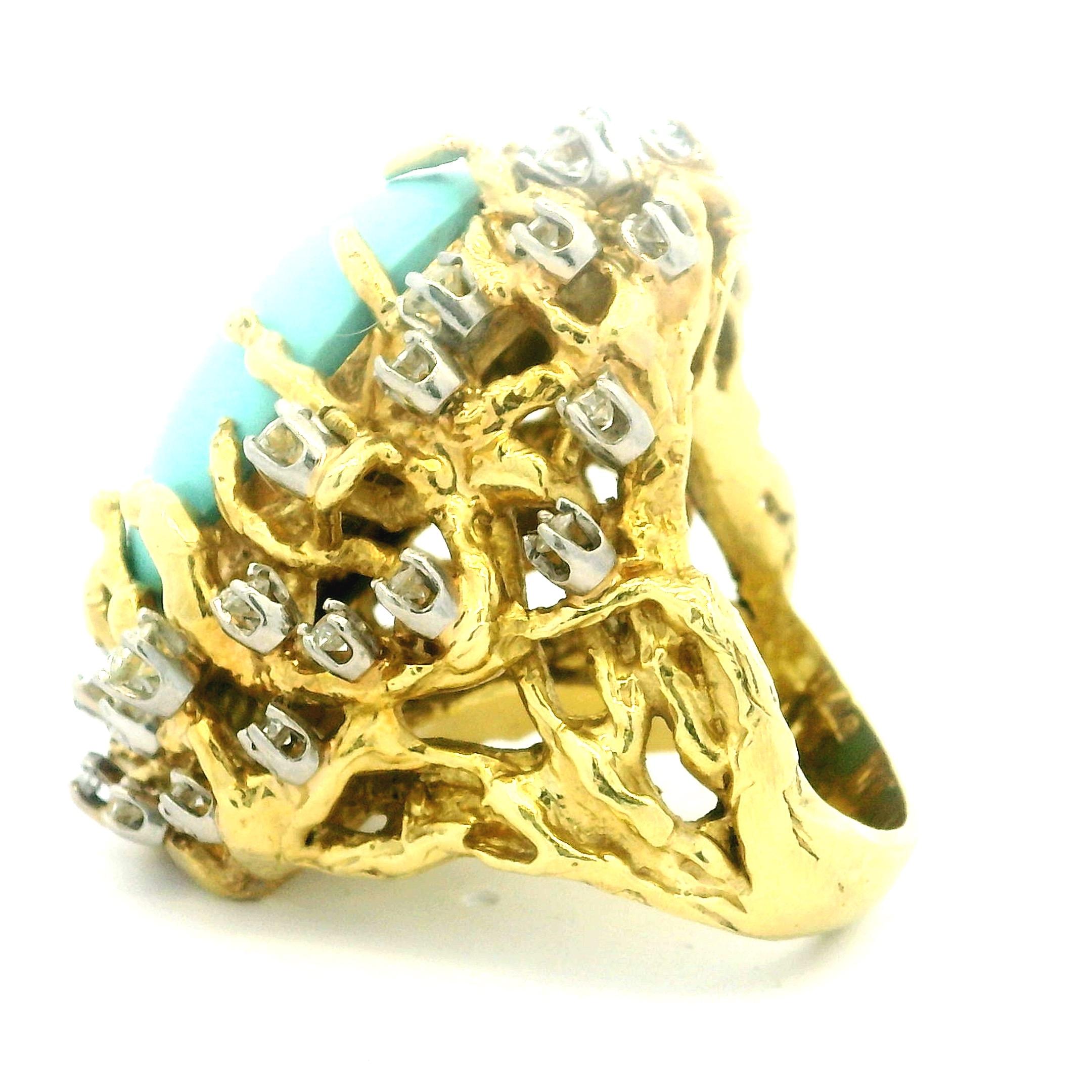 Ein beeindruckender brutalistischer Statement-Ring aus der Jahrhundertmitte, handgefertigt aus massivem 18-karätigem Gelbgold und besetzt mit einem auffälligen Türkiscabochon von ca. 24,5 x 13,7 mm. Der leuchtend blaue Stein wird von einer