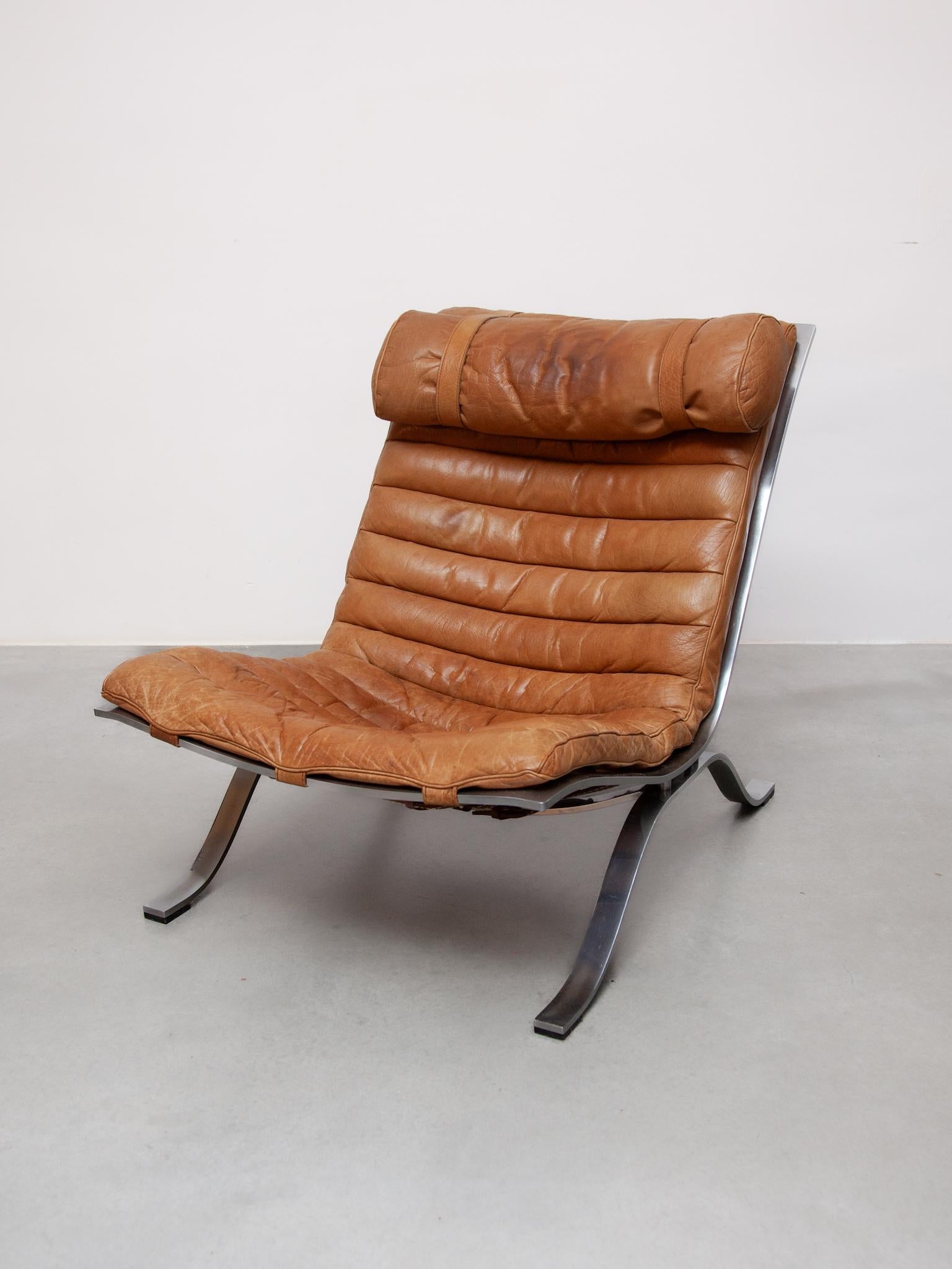 A beautiful lounge chair designed in the the sixties by Arne Norell for Norell Mobel. This is a classic and striking combi of materials, the frame is made of two curves of chrome-plated steel. The leather in combi with the chromed steel creates a