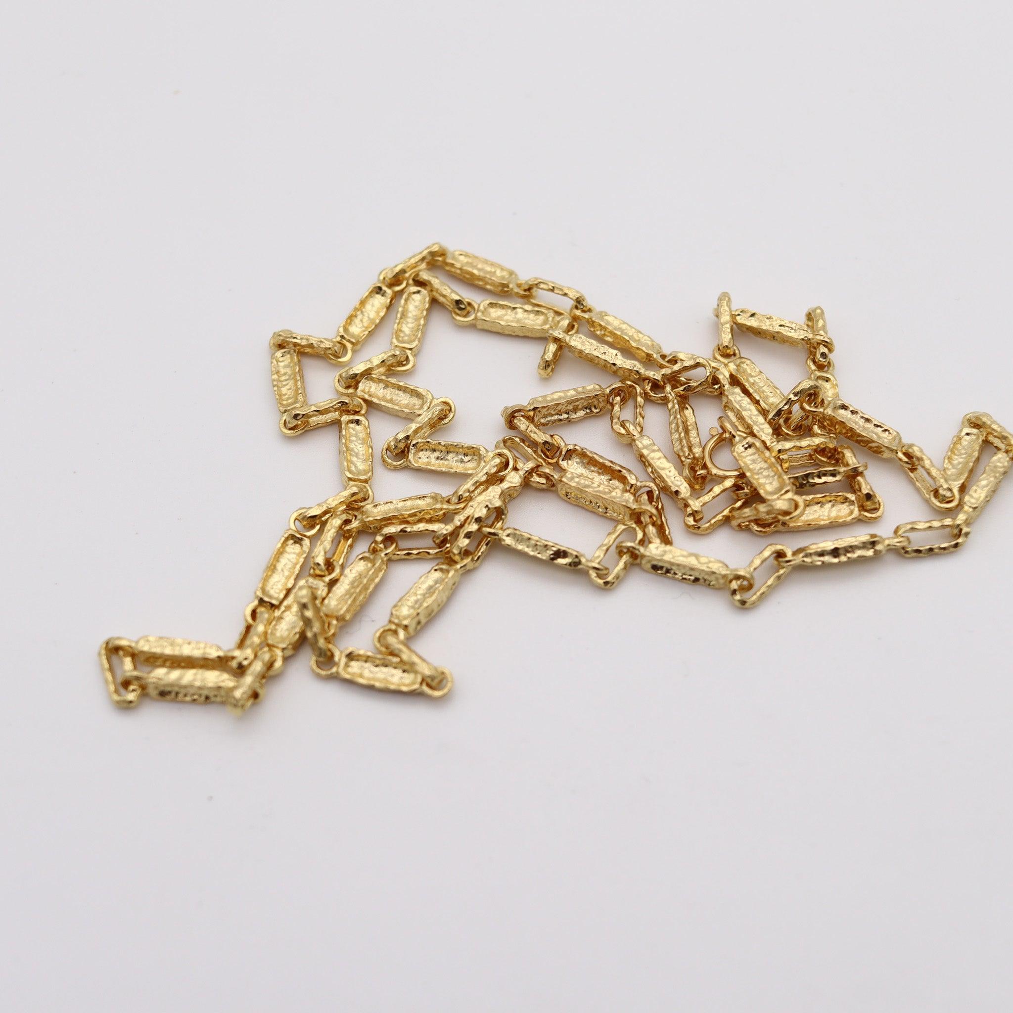 Chaîne longue texturée artistique BRUTALIST 1970 en or jaune massif 14 carats en vente 1