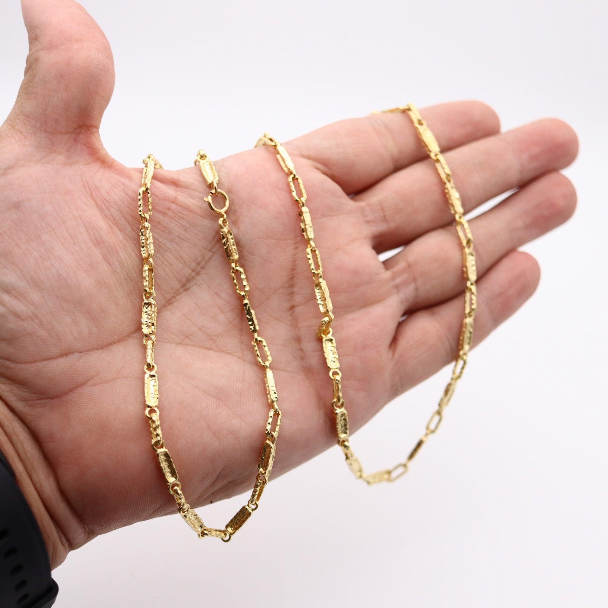 Chaîne longue texturée artistique BRUTALIST 1970 en or jaune massif 14 carats en vente 3