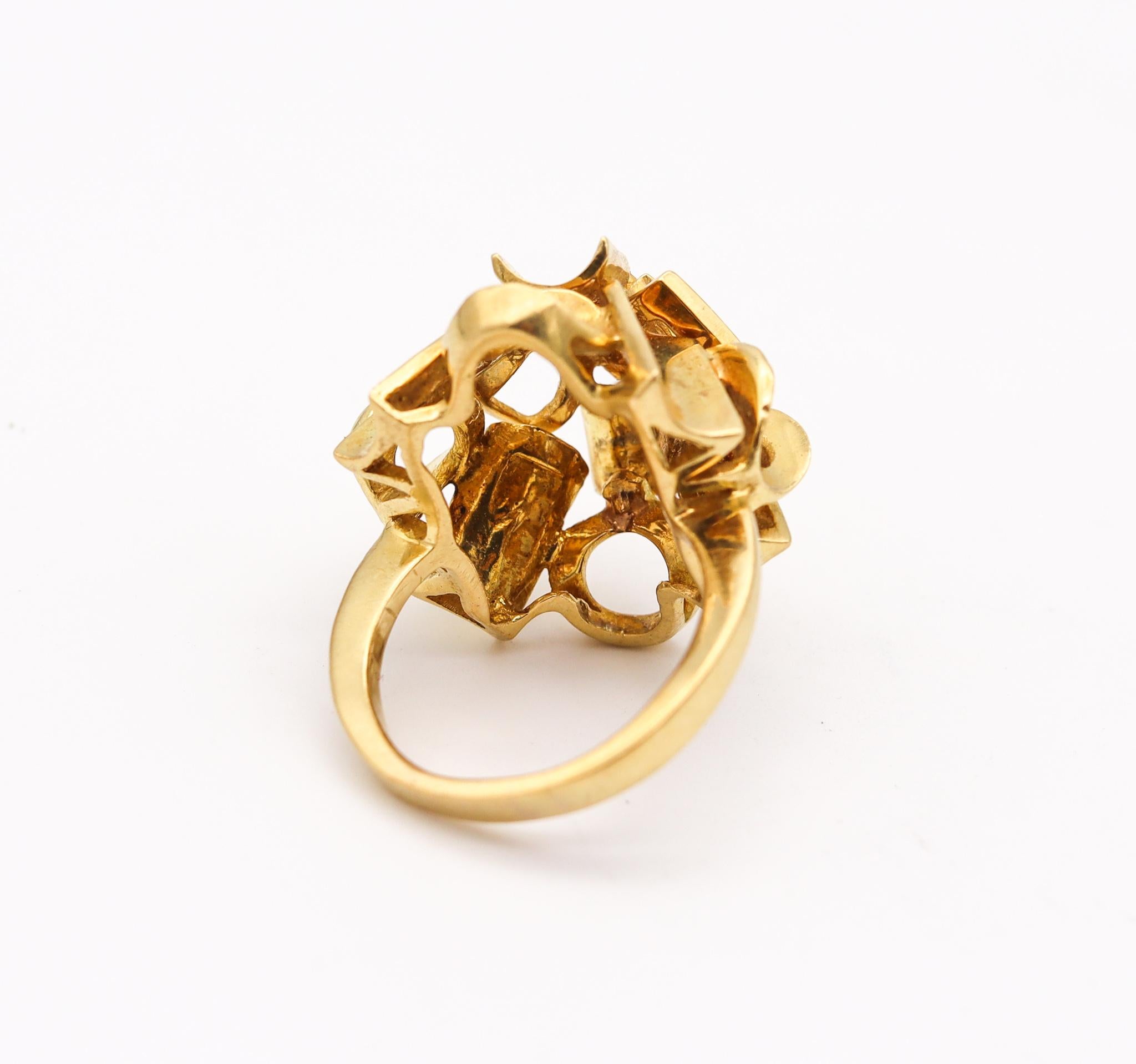 Brutalist 1970's Sculptural Geometric Cocktail Ring In Solid 18Kt Yellow Gold In Excellent Condition For Sale In Miami, FL