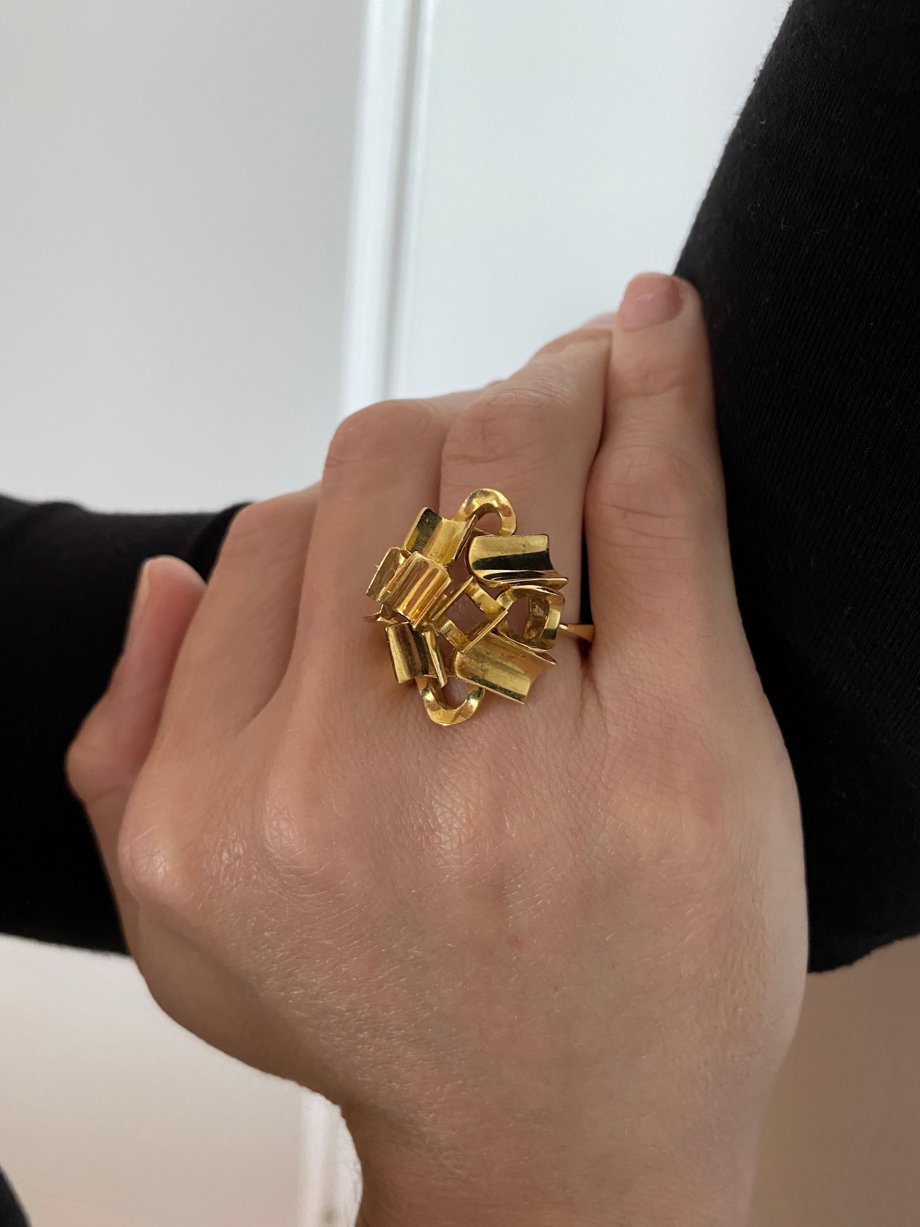 Brutalist 1970's Sculptural Geometric Cocktail Ring In Solid 18Kt Yellow Gold For Sale 2