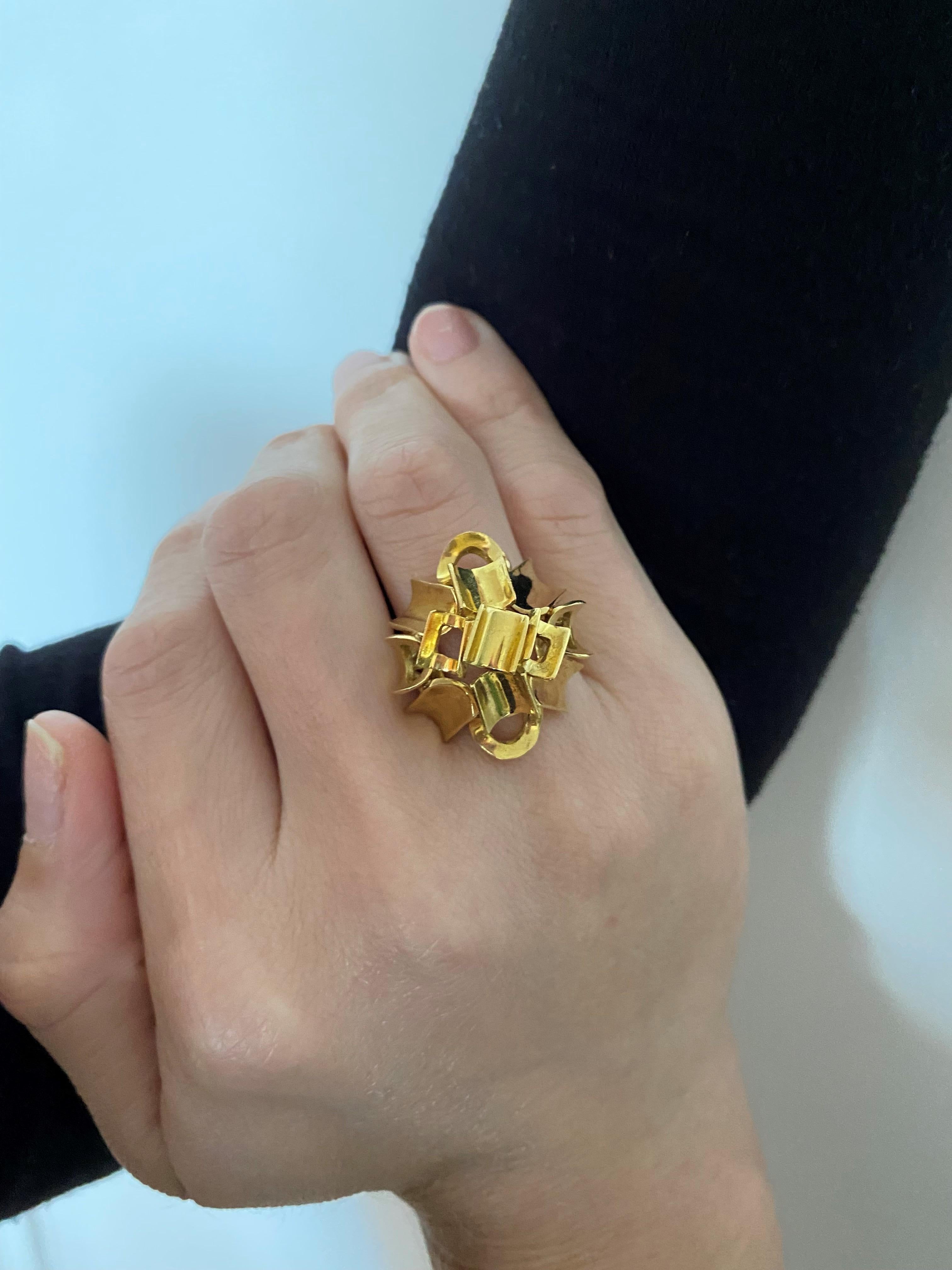 Brutalist 1970's Sculptural Geometric Cocktail Ring In Solid 18Kt Yellow Gold For Sale 3