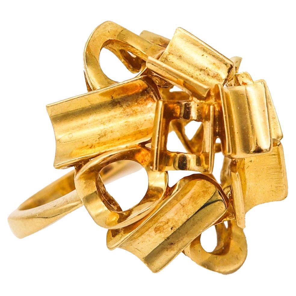 Anillo de cóctel geométrico escultural de los años 70 en oro amarillo macizo de 18 quilates