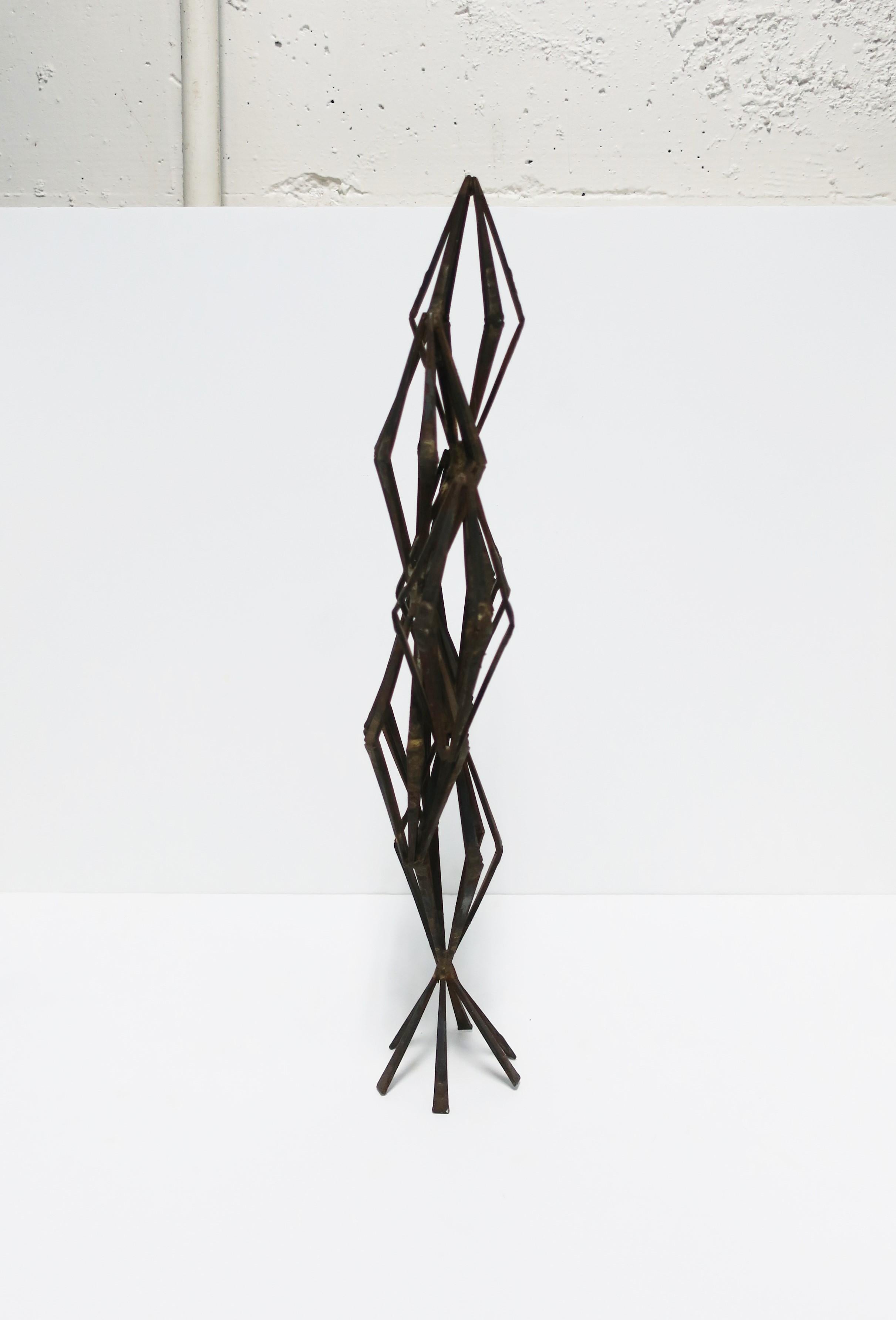 Metallskulptur im Stil des Brutalismus mit Marque-Form im Angebot 1