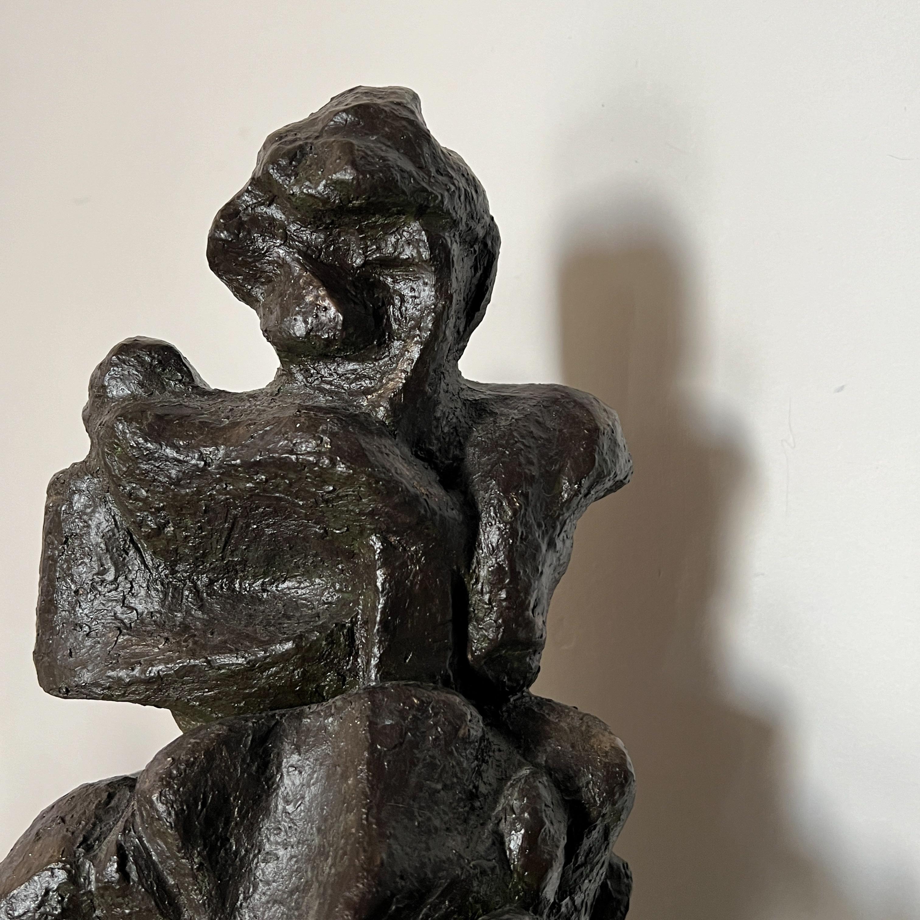 Große Keramikskulptur einer Figur im expressionistischen / brutalistischen Stil,
Diese Skulptur mit ihrer schwarzen Glasur und den rauen Texturen betont die starken abstrakten Formen einer menschlichen Figur.
Diese Skulptur mit ihren abgerundeten