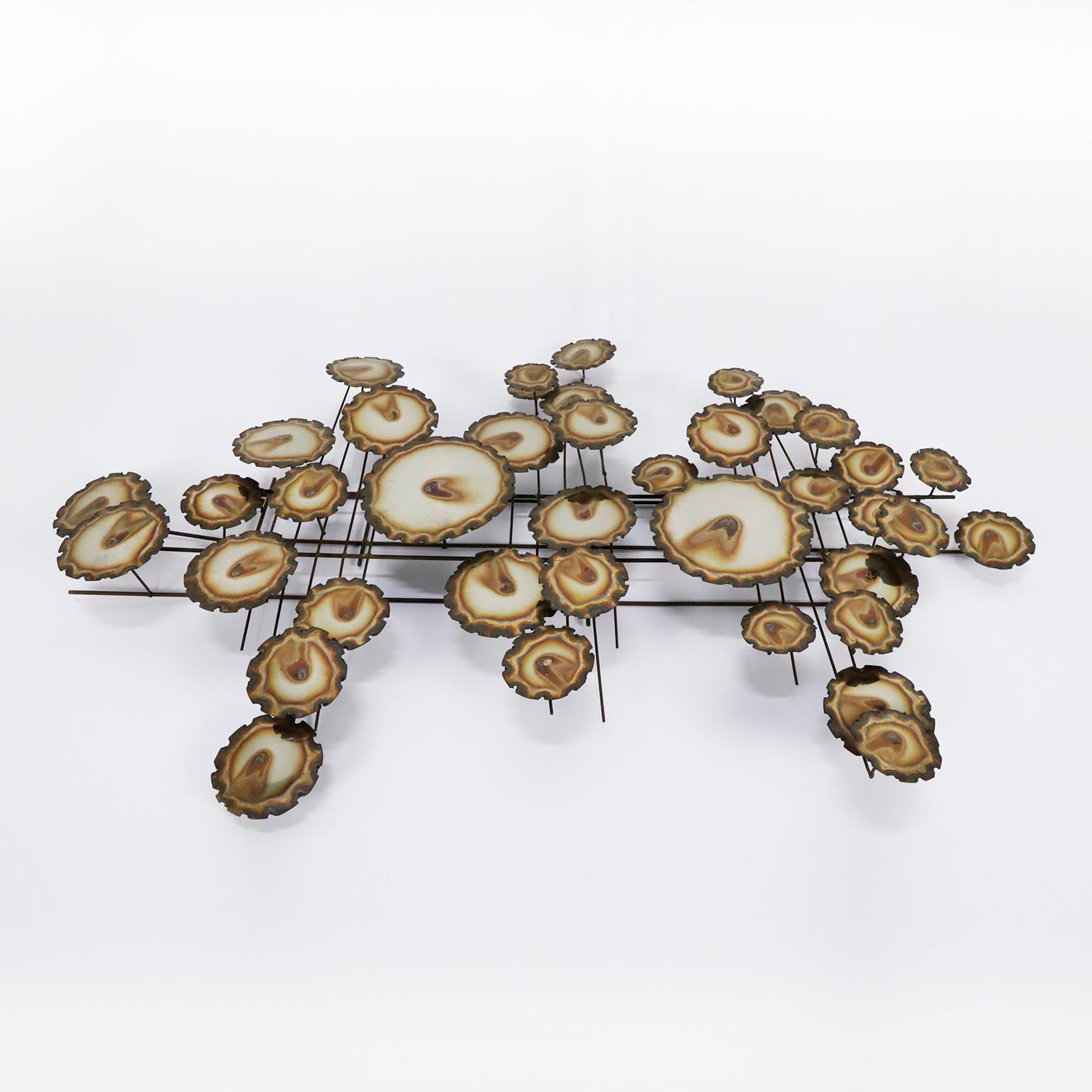 We offer this brutalist wall sculpture made in steel and brass. Made in Mexico 1970 by Manuel Díaz.