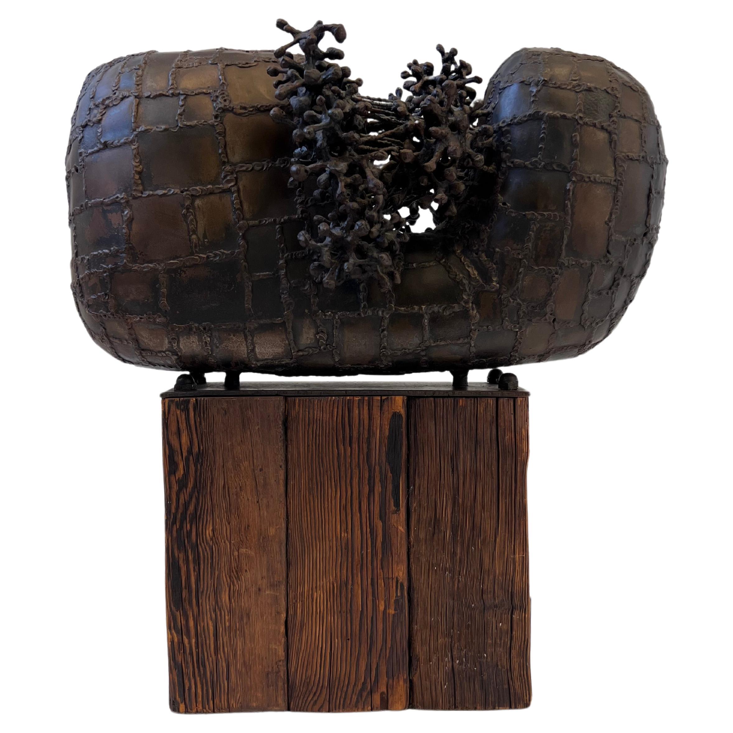 Sculpture abstraite brutaliste des années 1970 en acier soudé sur une base en bois. 

Dans l'état d'origine.
Mesures :
19