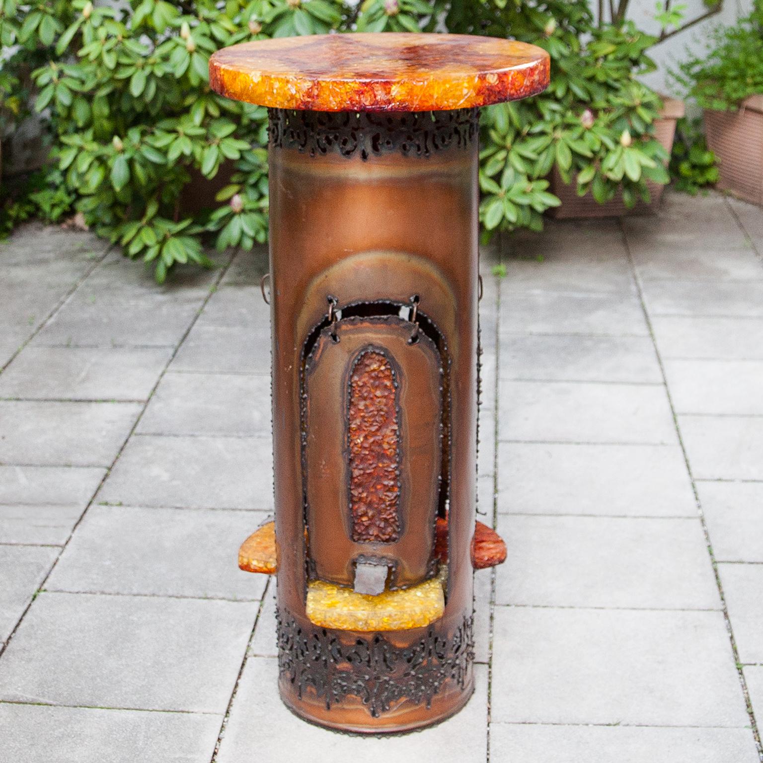 Illuminated bar table with a resin top by Maison Accolay, France 1960.
Top in translucent yellow and red resin on a brutalist raw finished copper base.