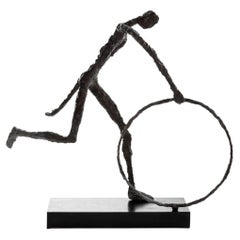 Figura de acróbata brutalista sobre soporte moderno
