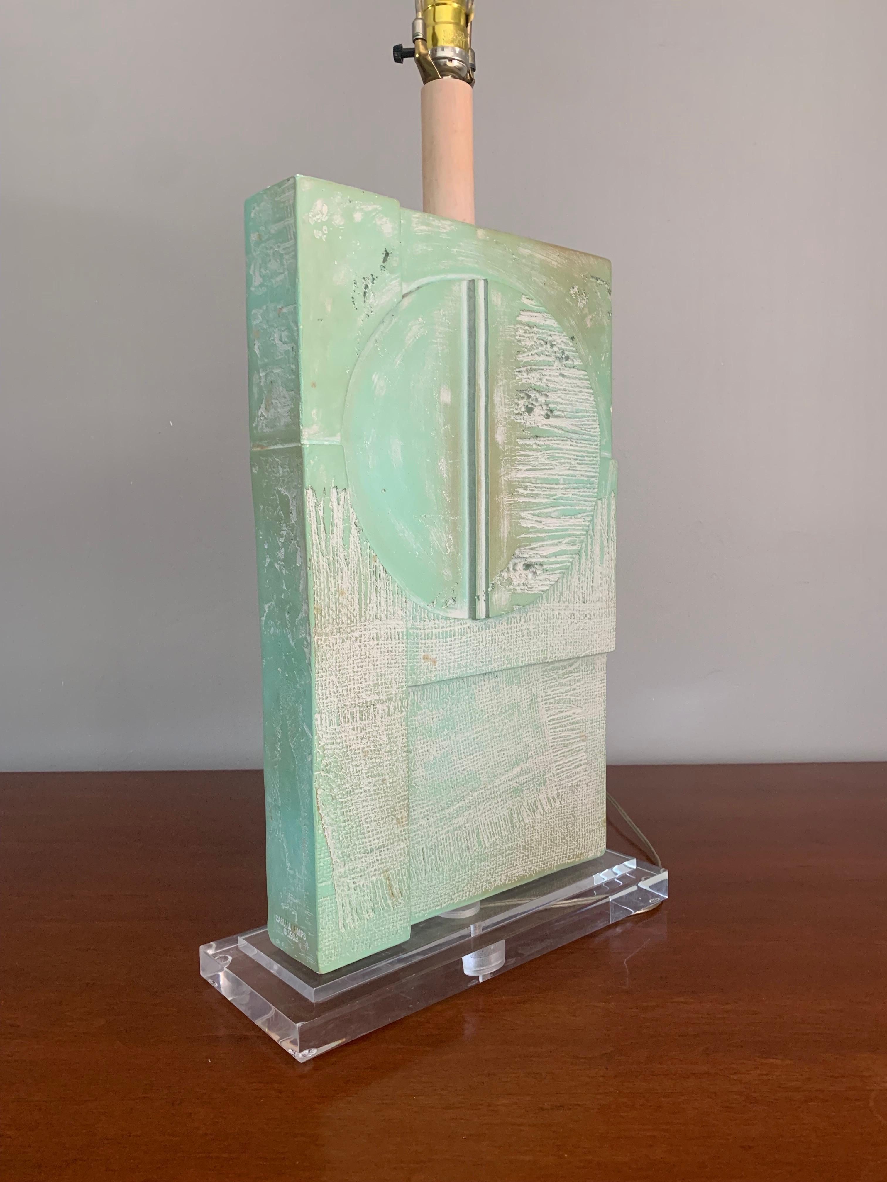 Postmoderne Lampe de bureau brutaliste en acrylique et plâtre par Casual Lamps en vente