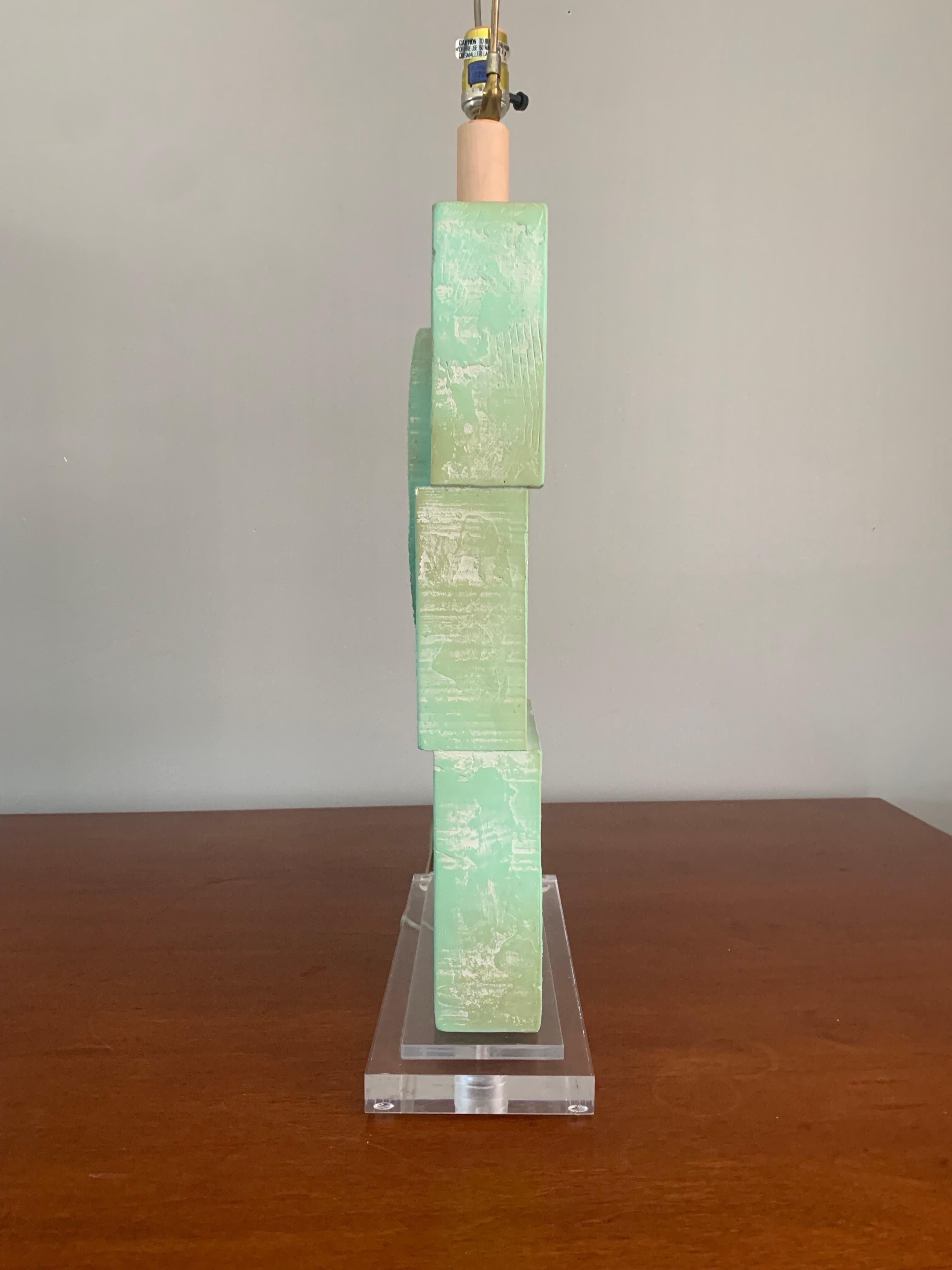 Brutalist Acrylic and Plaster Table Lamp by Casual Lamps In Good Condition For Sale In Boynton Beach, FL