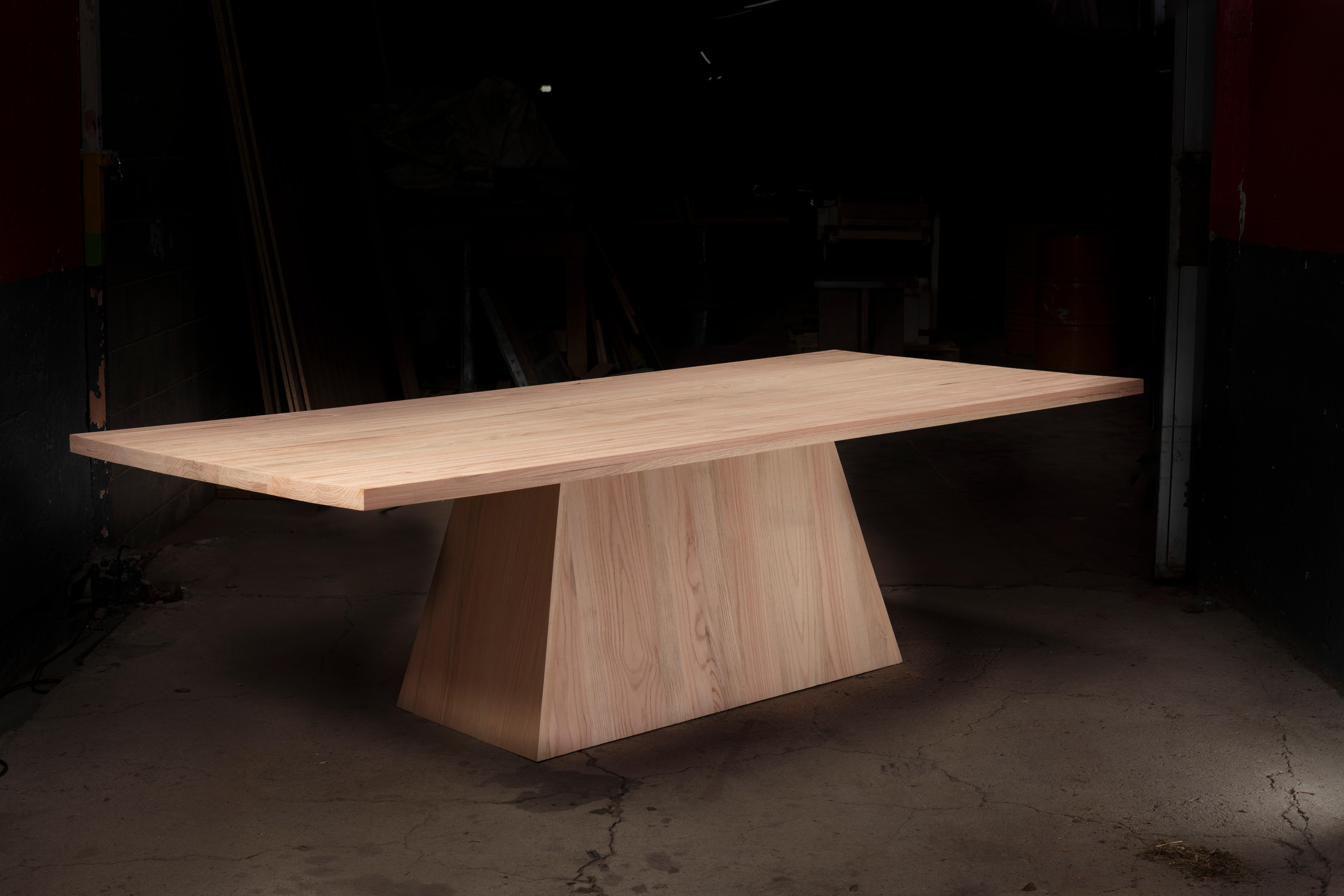 Dieser Esstisch aus massivem Eichenholz mit dreieckigem Untergestell verleiht jedem Raum, in dem er aufgestellt wird, einen modernen und einzigartigen Look. Handgefertigt von mexikanischen Kunsthandwerkern.
Inspiriert durch den Brutalismus der