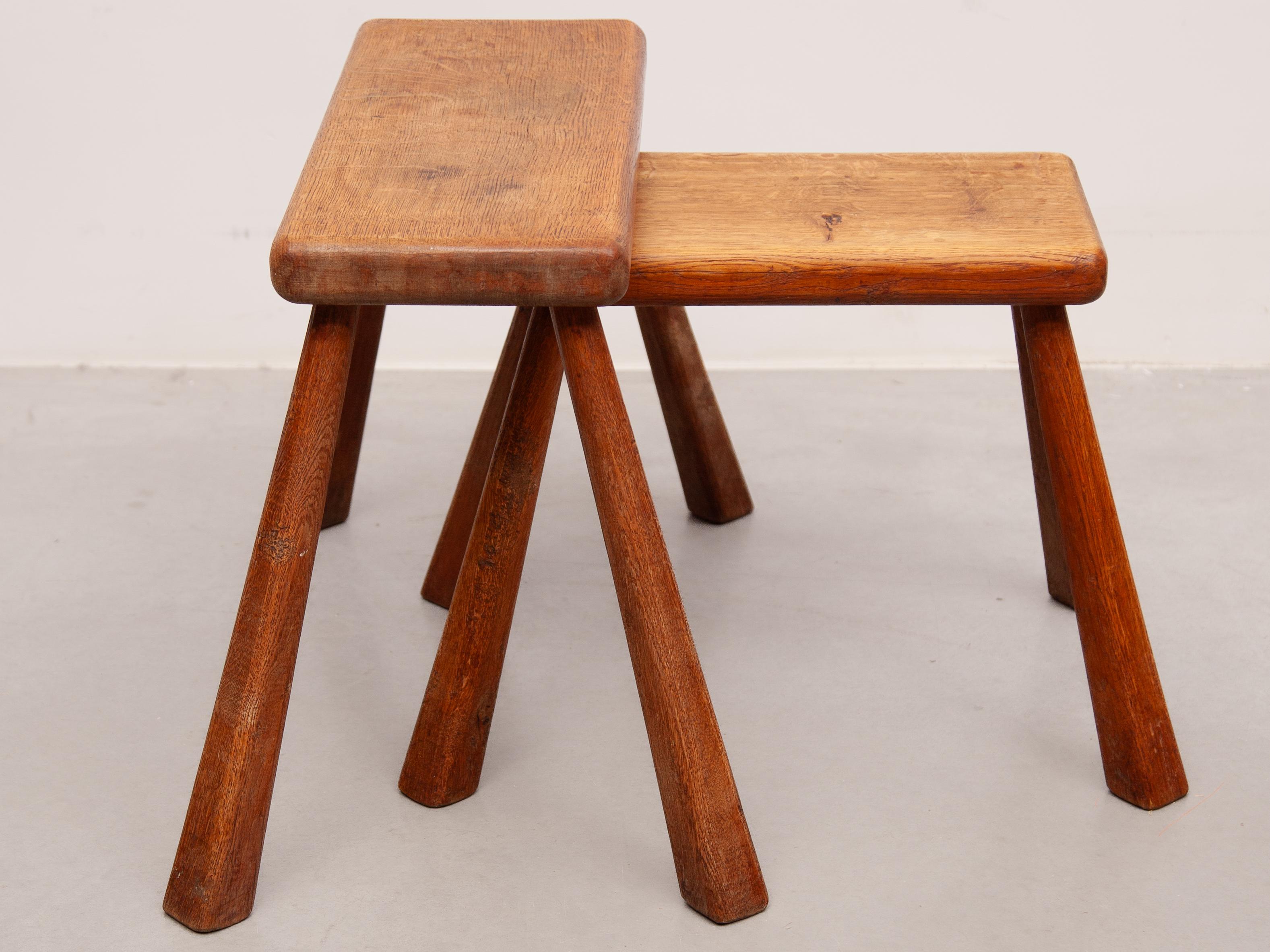 Set di due sgabelli brutalisti alpini in legno massiccio, dal design sobrio e dalla buona stabilità. Può essere utilizzato come set di sgabelli accanto a un caminetto o come set di tavolini in un ambiente moderno con un accento alpino
