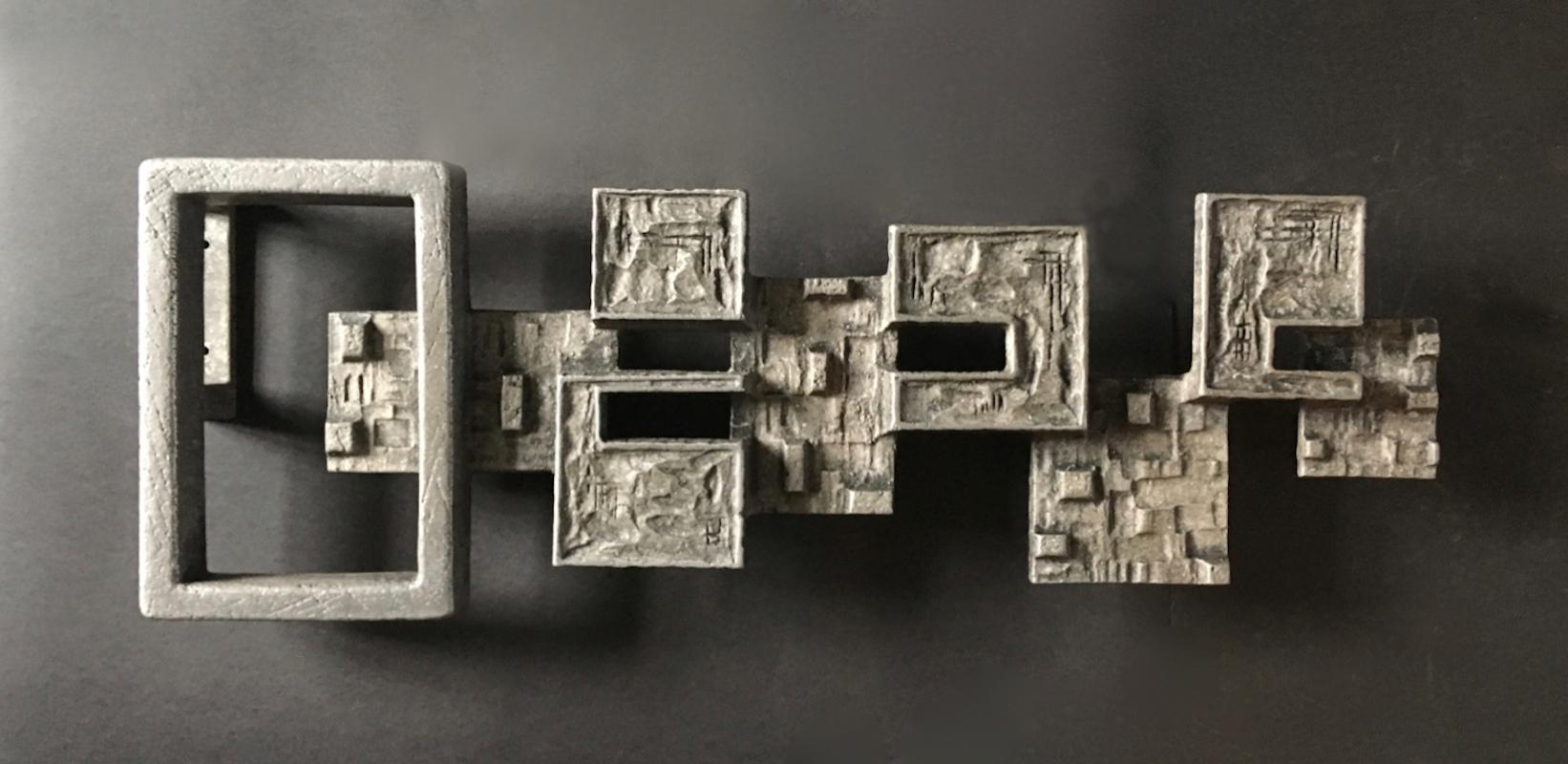 Large Brutalist aluminium push or pull door handle or wall decoration, mid-20th century, Germany.

A striking piece of cast aluminium in good vintage condition, with signs of wear and weathering as one might expect from age and outdoor use.