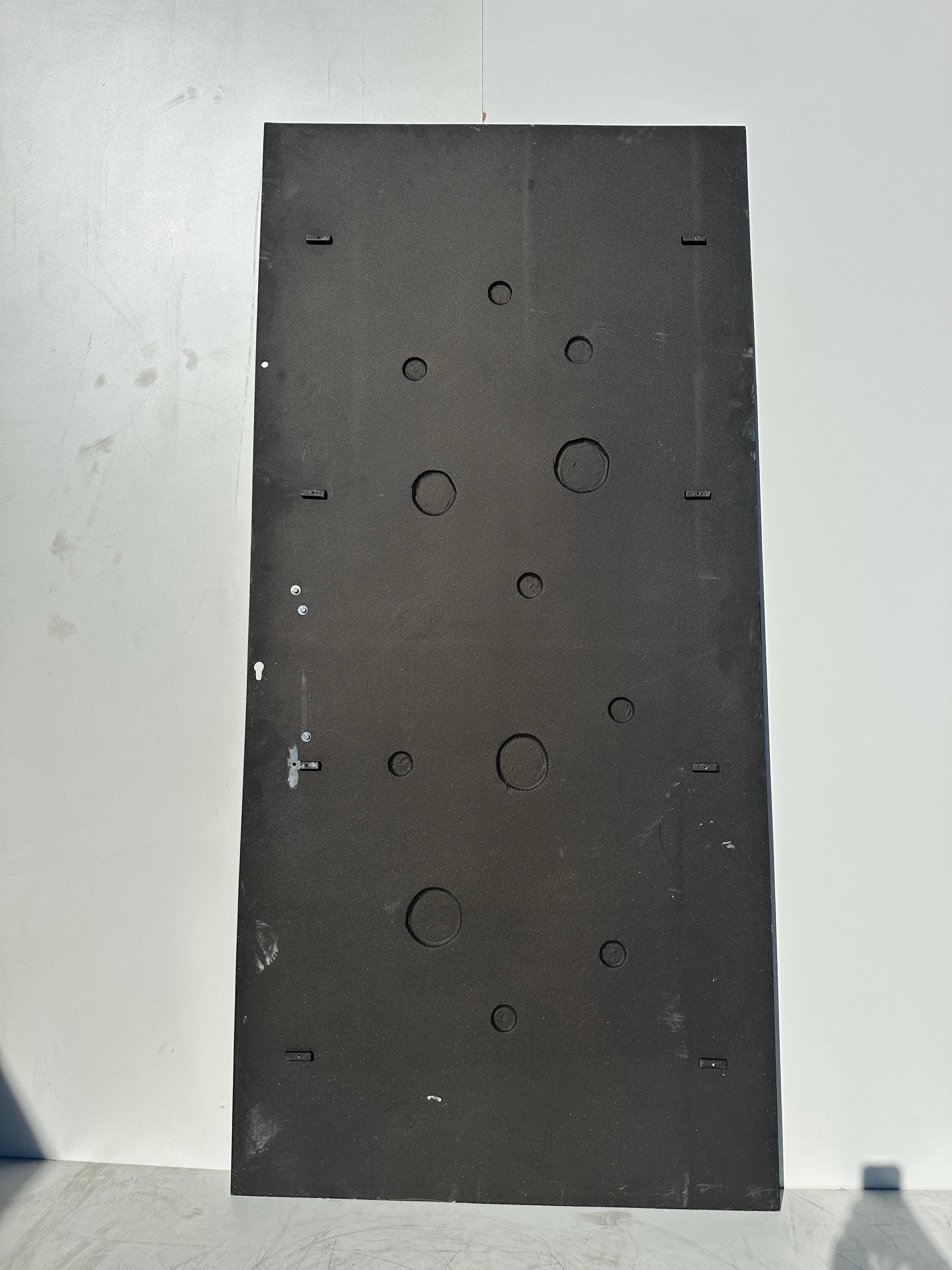 Puerta Brutalista de Aluminio en Acabado Bronce Antiguo en venta 8