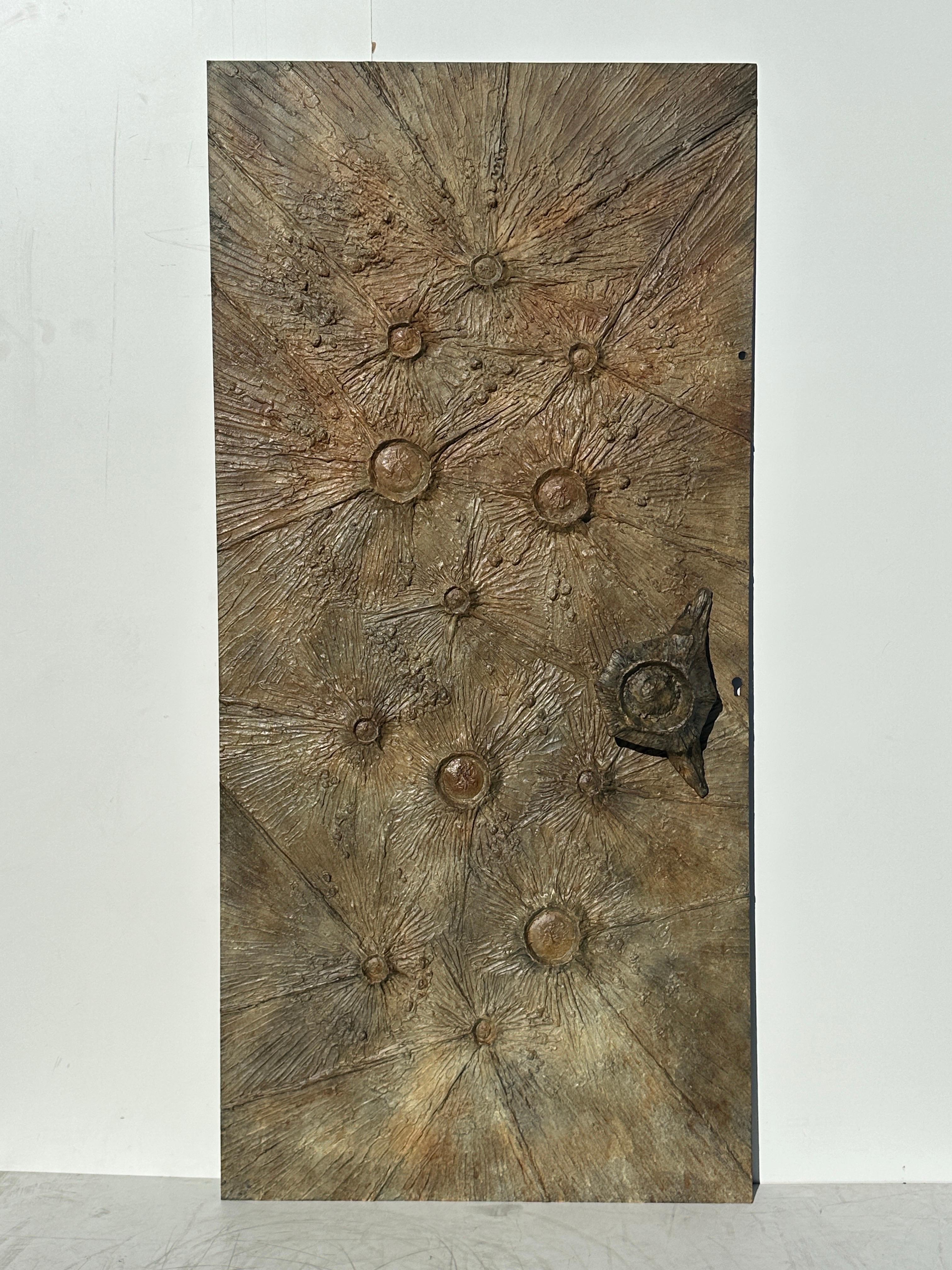 Puerta brutalista de aluminio fundido en acabado de bronce antiguo al estilo de Billy Joe Mccarrol y David Gillespie o Paul Evans. Esto es sólo el panel que puede ser cortado / modificado para ser fijado a tu puerta existente con tornillos ( los