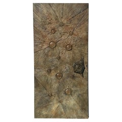 Puerta Brutalista de Aluminio en Acabado Bronce Antiguo