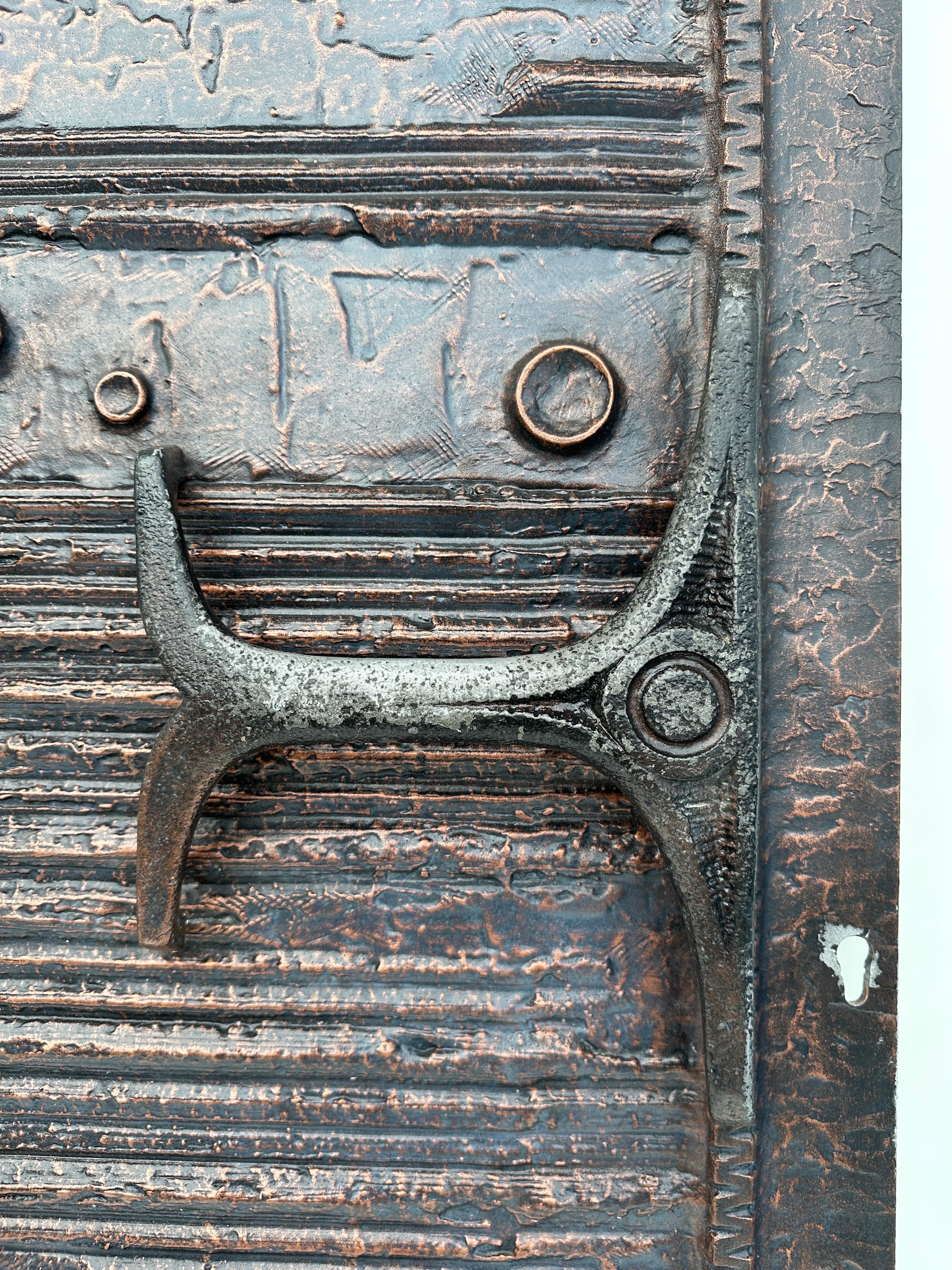 Panneau de porte brutaliste en aluminium en finition bronze/ cuivre anodisé  en vente 3