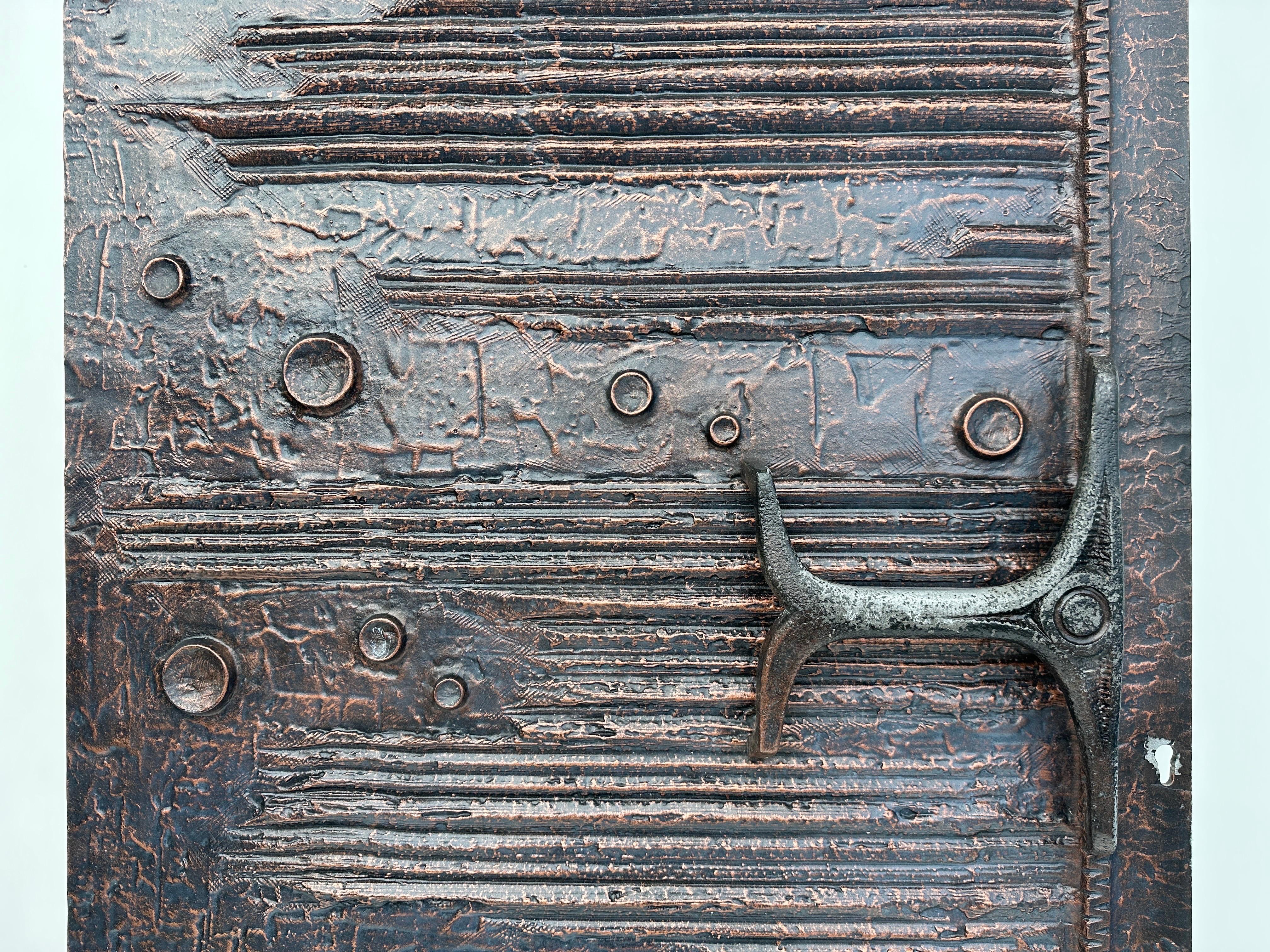 Moulage Panneau de porte brutaliste en aluminium en finition bronze/ cuivre anodisé  en vente