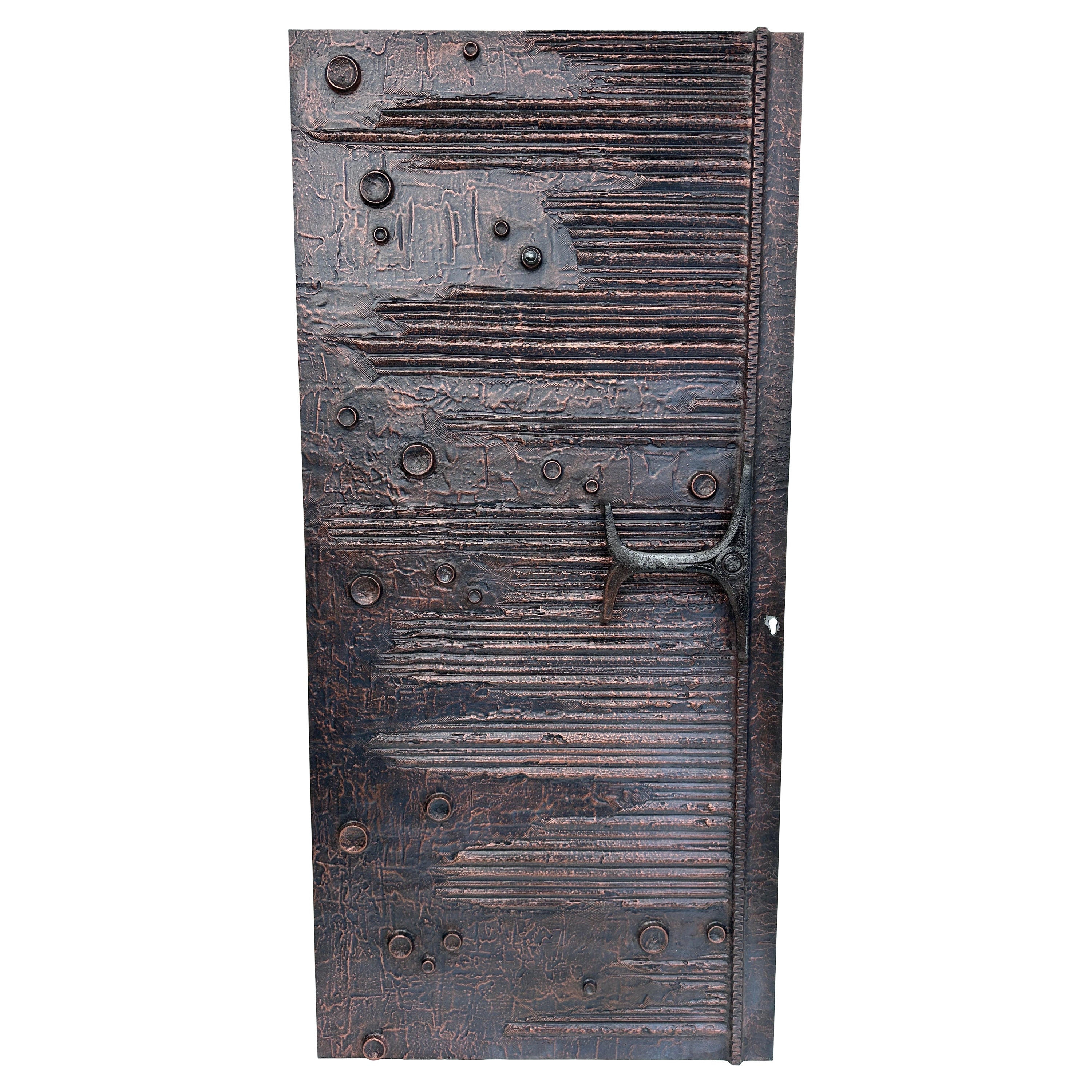 Pannello porta brutalista in alluminio con finitura bronzo anodizzato/rame