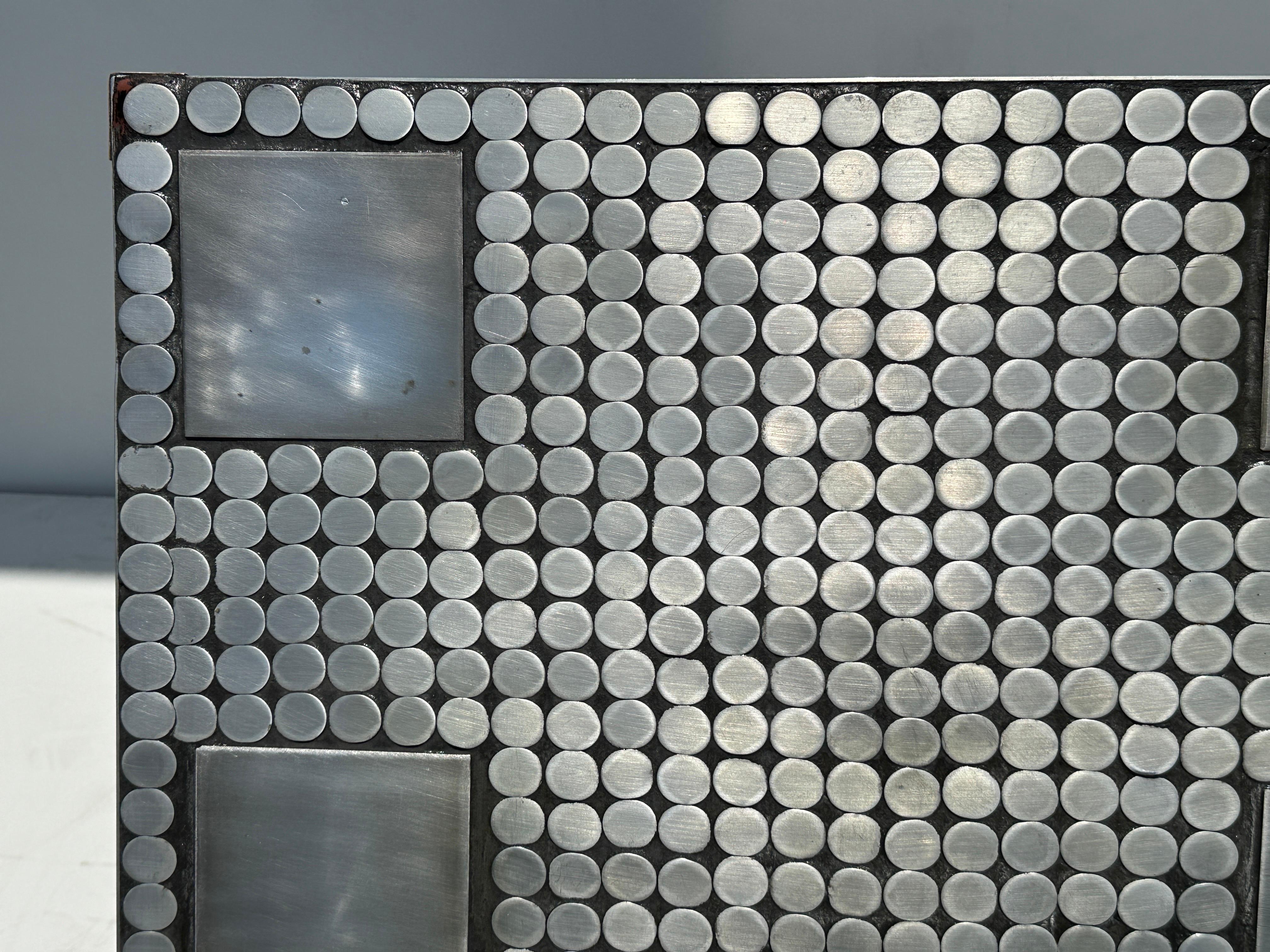 Brutalistischer Aluminium Mosaik Couchtisch im Angebot 3