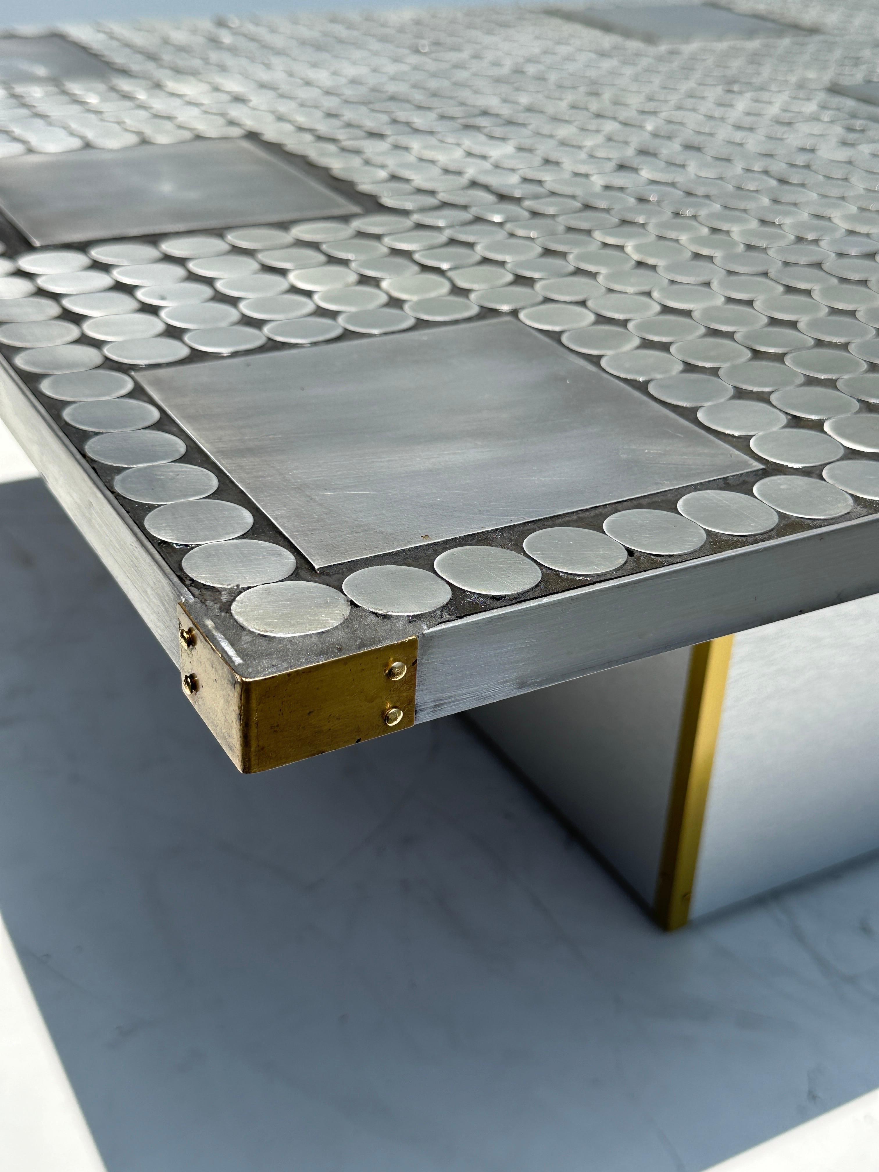 Brutalistischer Aluminium Mosaik Couchtisch im Angebot 4