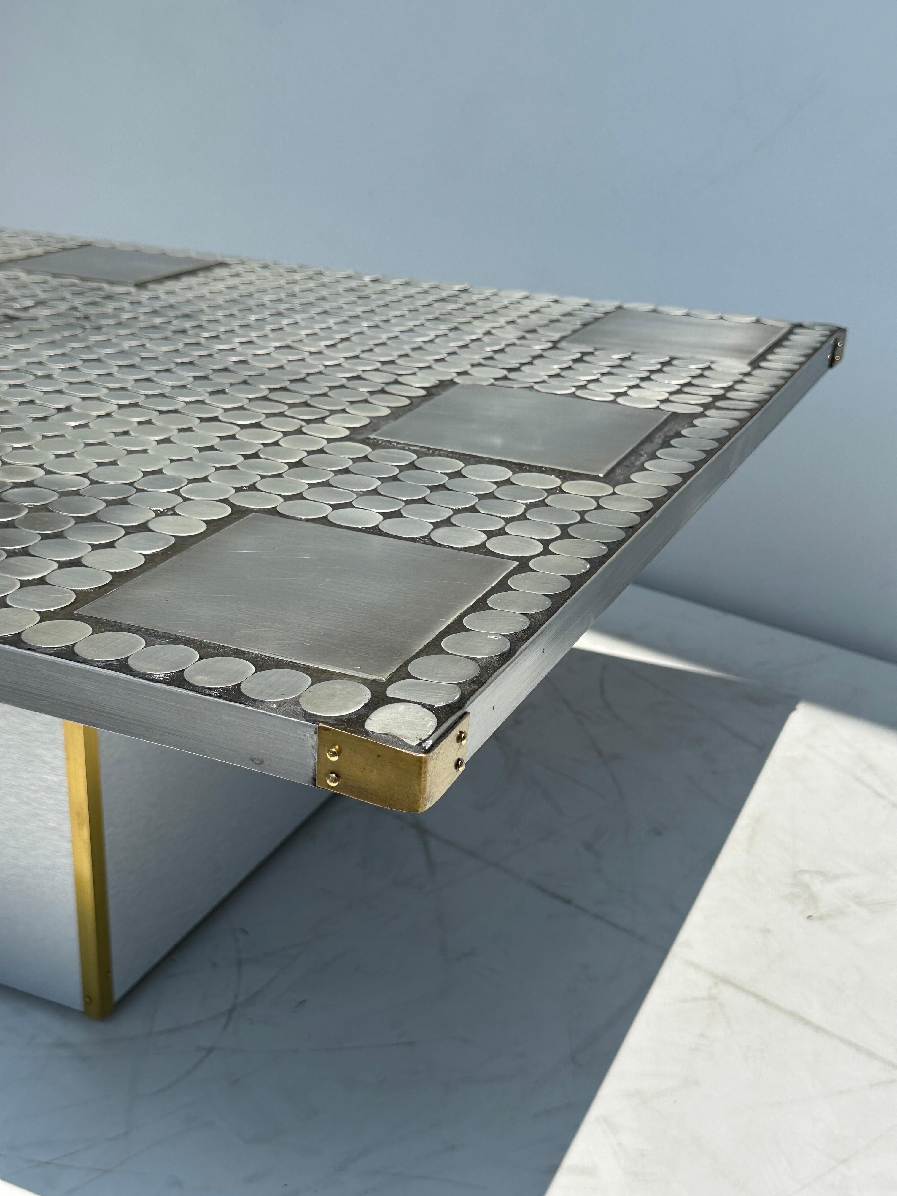 Brutalistischer Aluminium Mosaik Couchtisch im Angebot 5