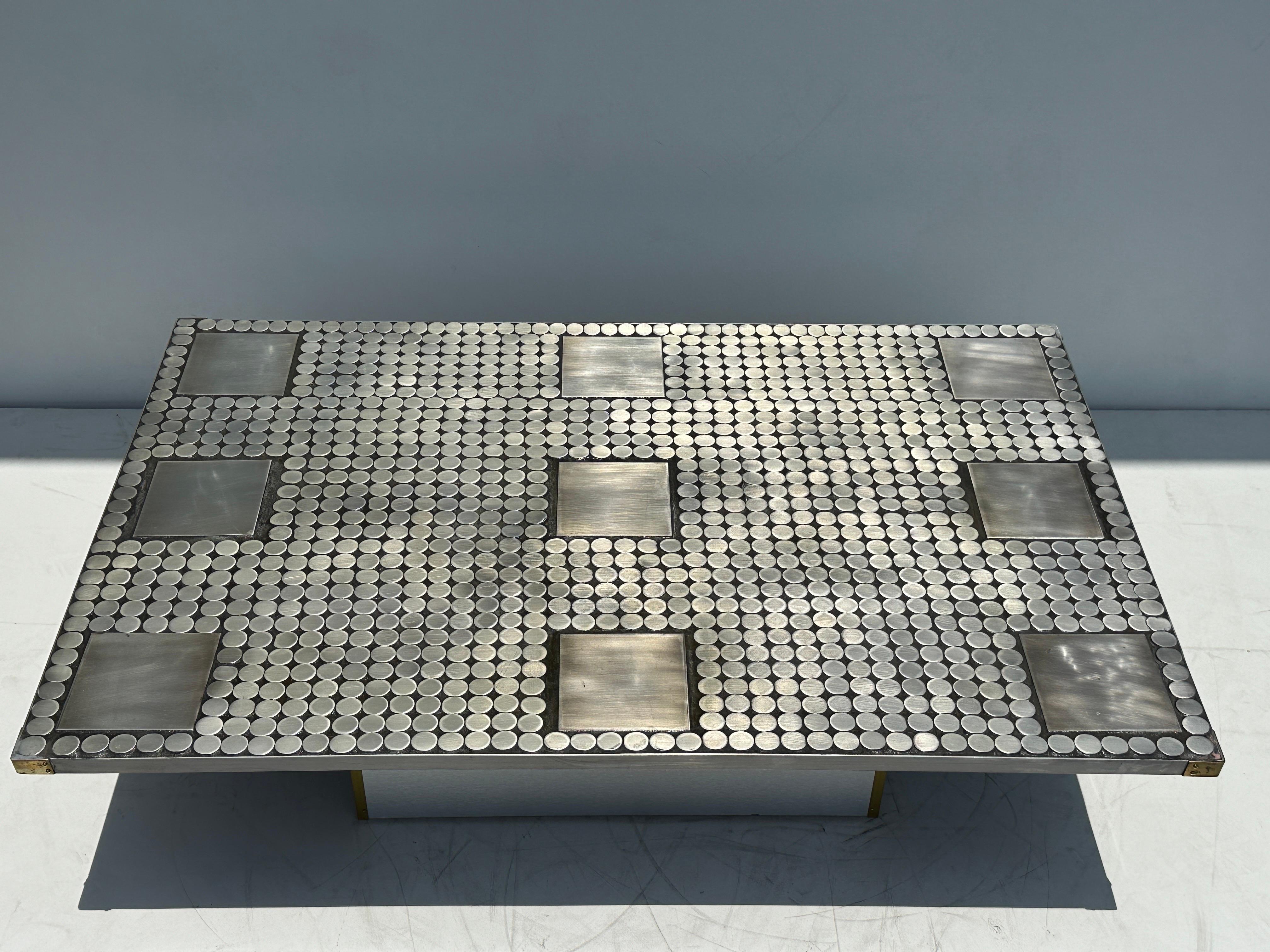 Brutalistischer Aluminium-Mosaik-Couchtisch des belgischen Künstlers und Möbelbauers Raf Verjans



Ähnlich den Entwürfen von Paul Evans und Billy McCarroll und David Galespi