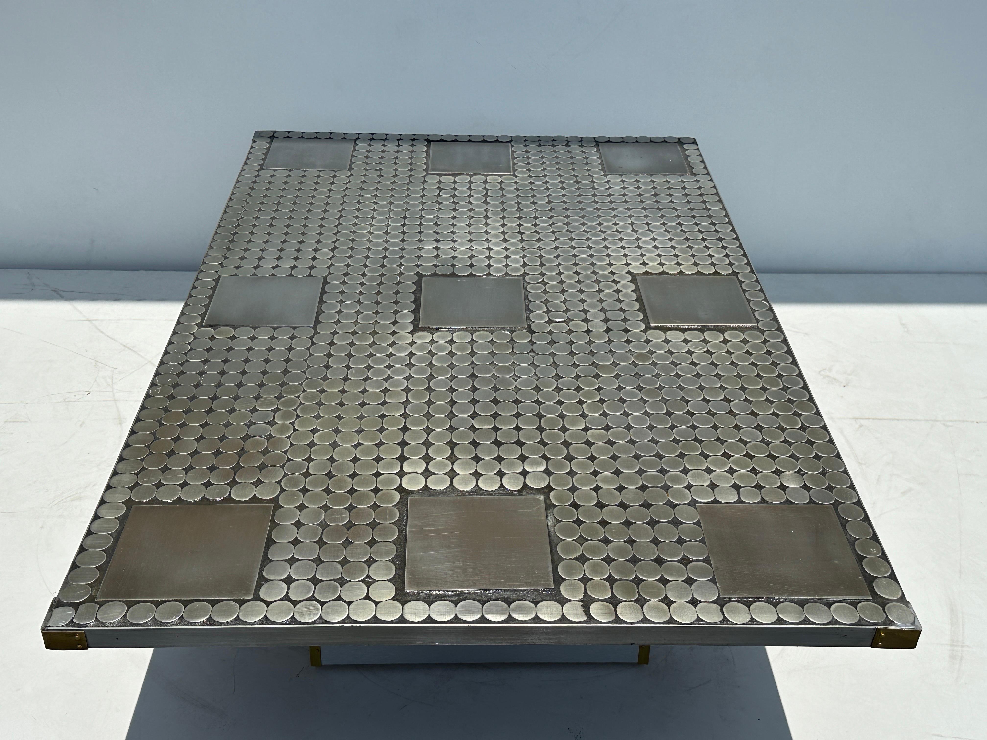 Brutalistischer Aluminium Mosaik Couchtisch (Lackiert) im Angebot