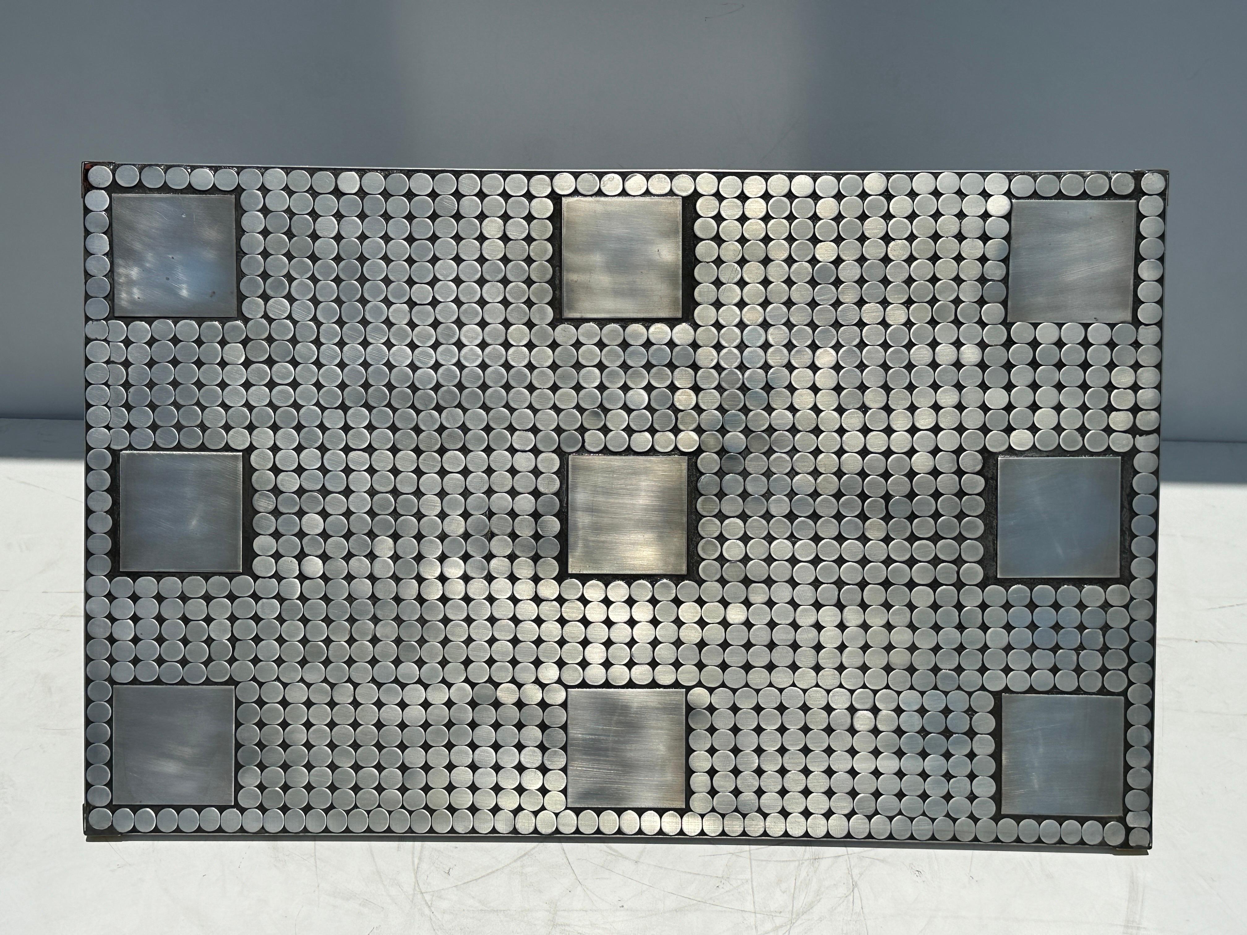 Brutalistischer Aluminium Mosaik Couchtisch (Ende des 20. Jahrhunderts) im Angebot