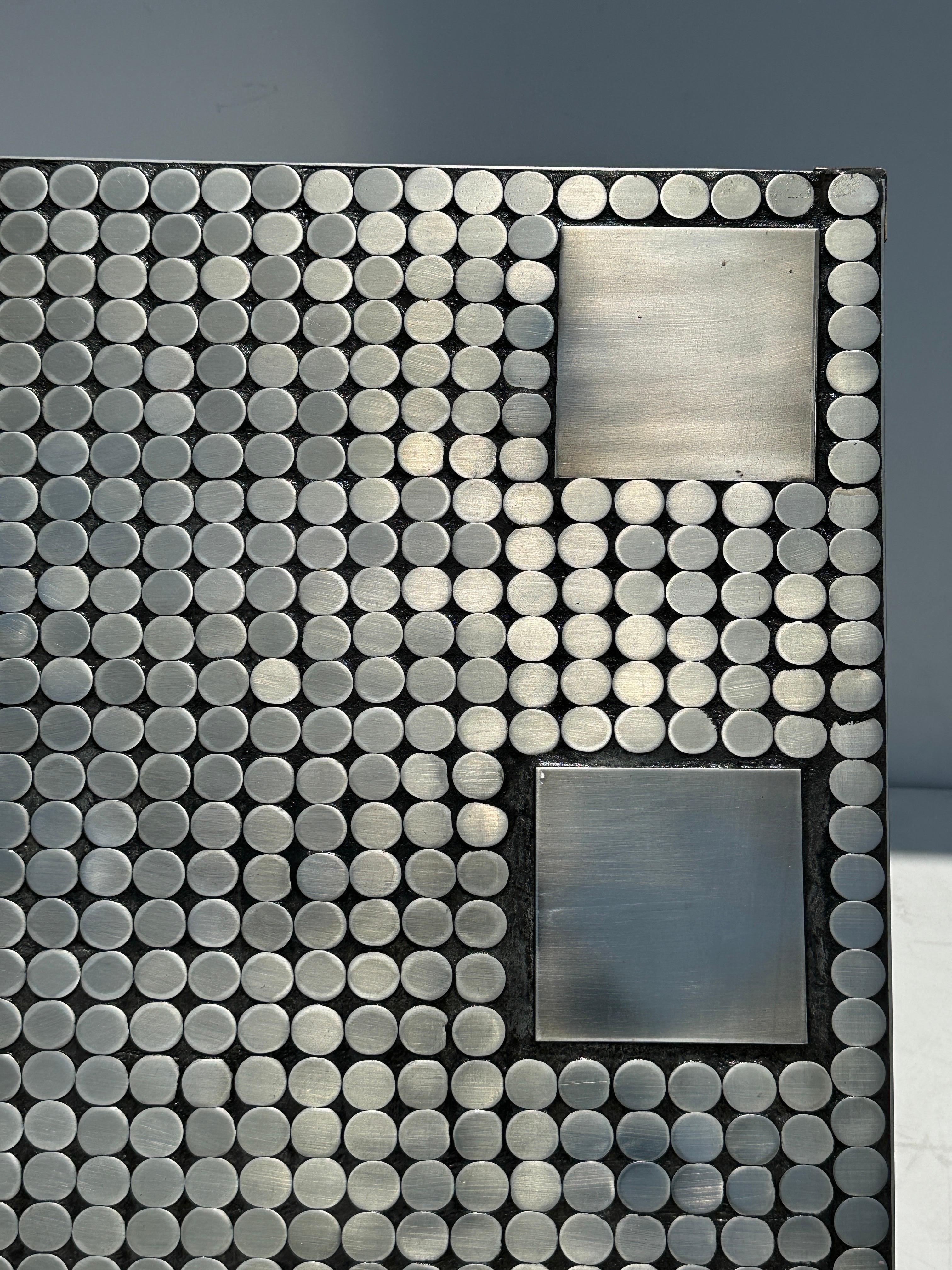 Brutalistischer Aluminium Mosaik Couchtisch im Angebot 1