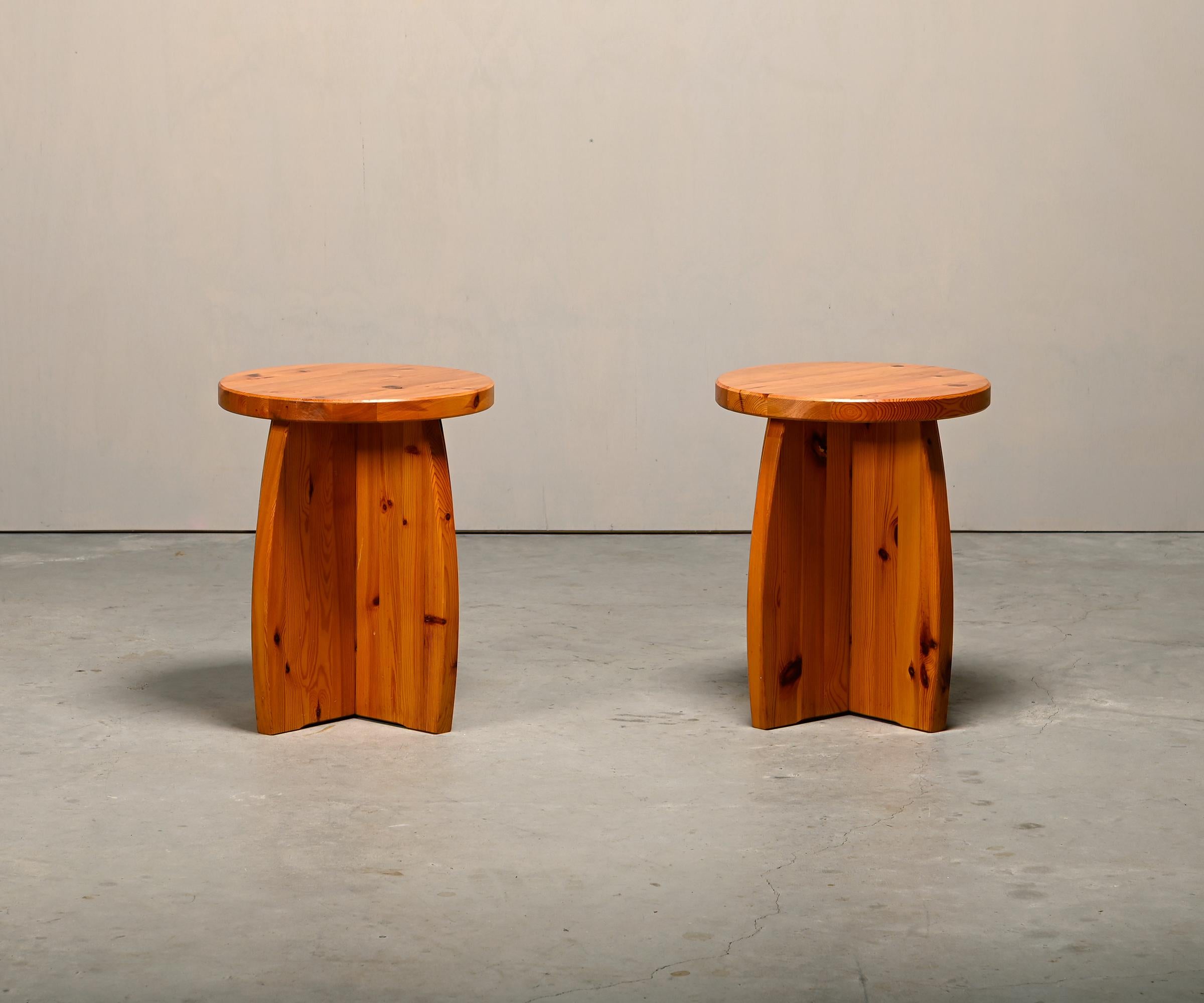 Scandinave moderne Tabourets brutalistes et rustiques en pin massif, Suède, 1970 en vente